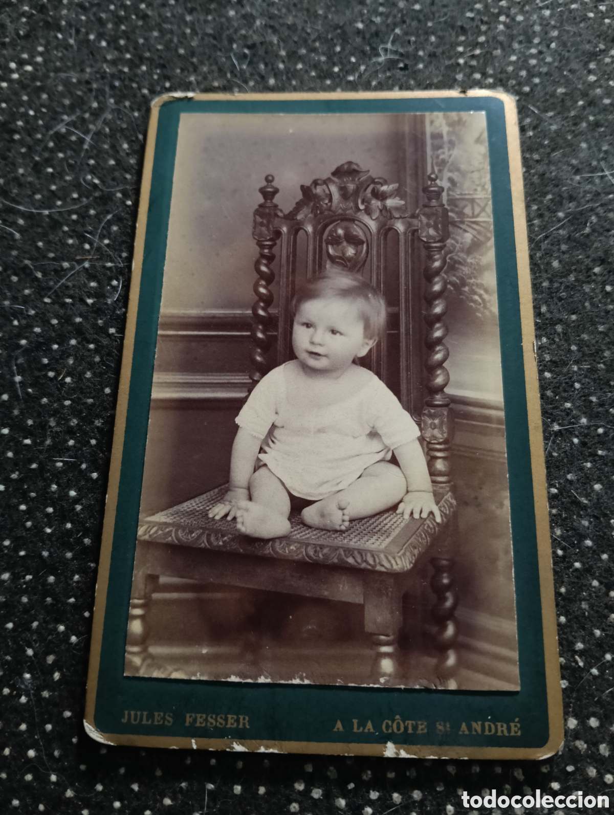 Fotograf&iacute;a antigua: 1880-1900 Fotograf&iacute;a de un ni&ntilde;o posando para la ocasi&oacute;n, en cart&oacute;n mide 10,5 x 6,5 cm. aprox.