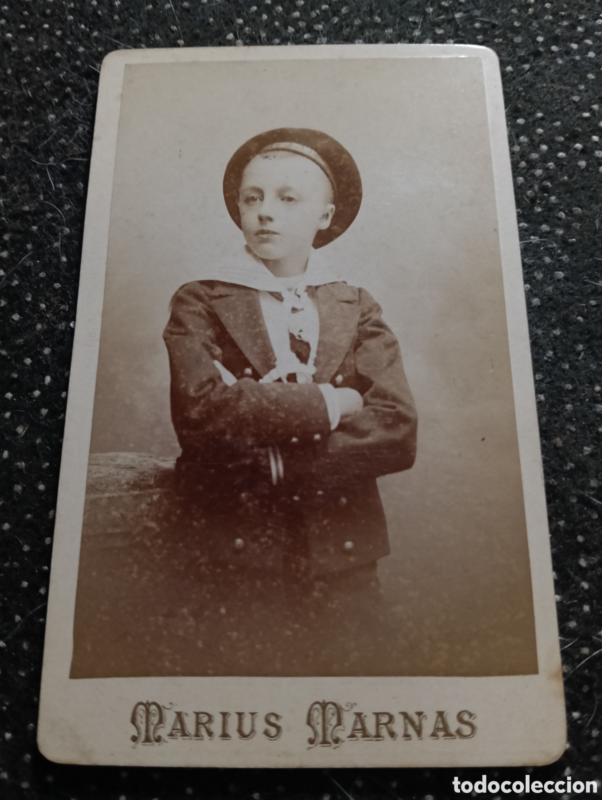 Fotograf&iacute;a antigua: 1880-1900 Fotograf&iacute;a de un ni&ntilde;o posando para la ocasi&oacute;n, en cart&oacute;n mide 10,5 x 6,5 cm. aprox.
