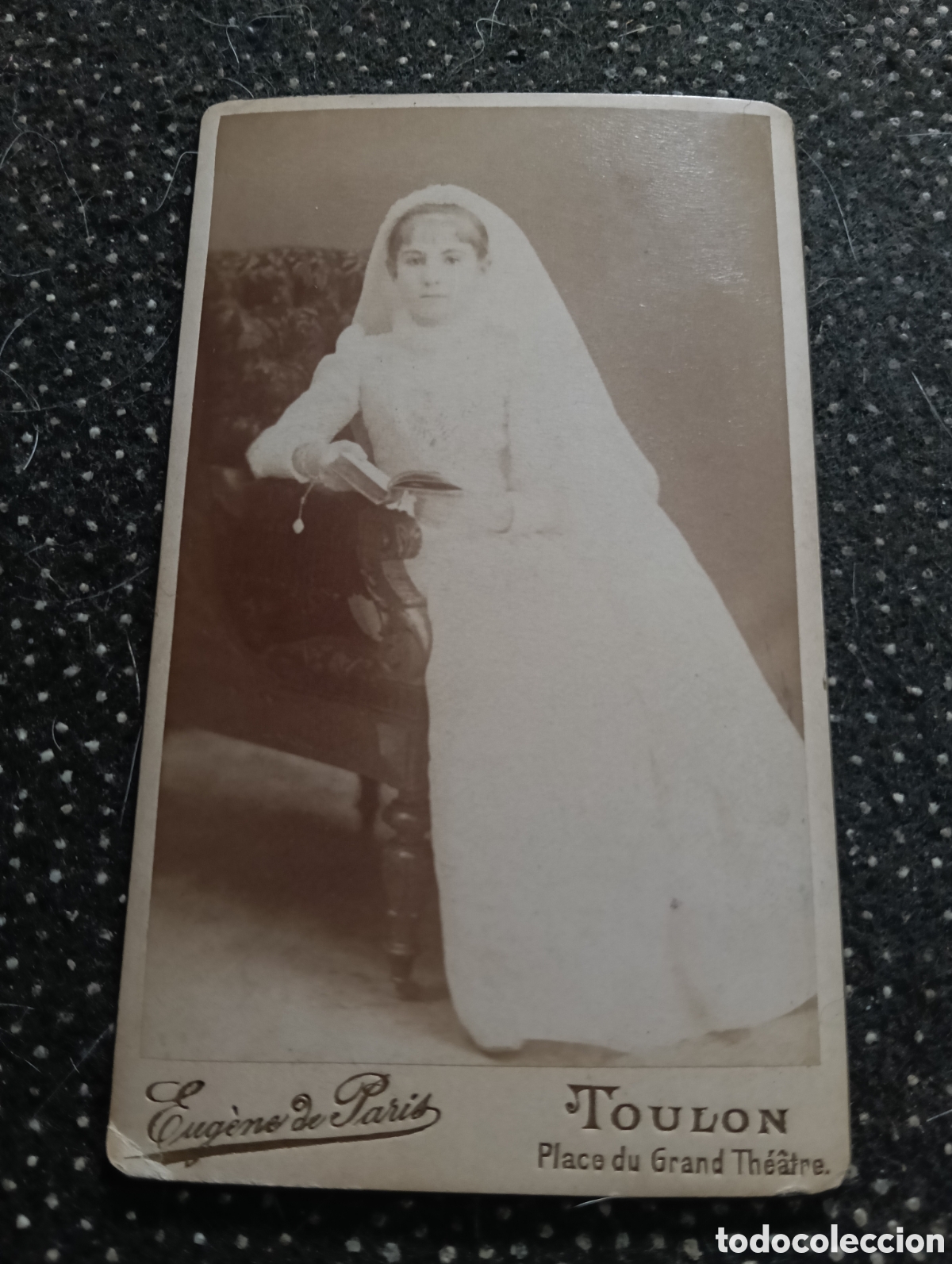Fotograf&iacute;a antigua: 1880-1900 Fotograf&iacute;a de un ni&ntilde;o posando para la ocasi&oacute;n, en cart&oacute;n mide 10,5 x 6,5 cm. aprox.