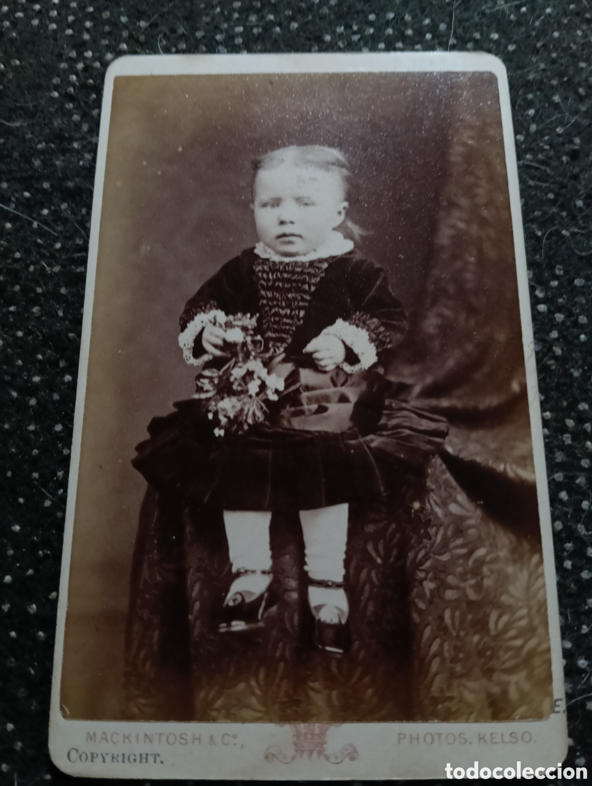 Fotograf&iacute;a antigua: 1880-1900 Fotograf&iacute;a de un ni&ntilde;o posando para la ocasi&oacute;n, en cart&oacute;n mide 10,5 x 6,5 cm. aprox.