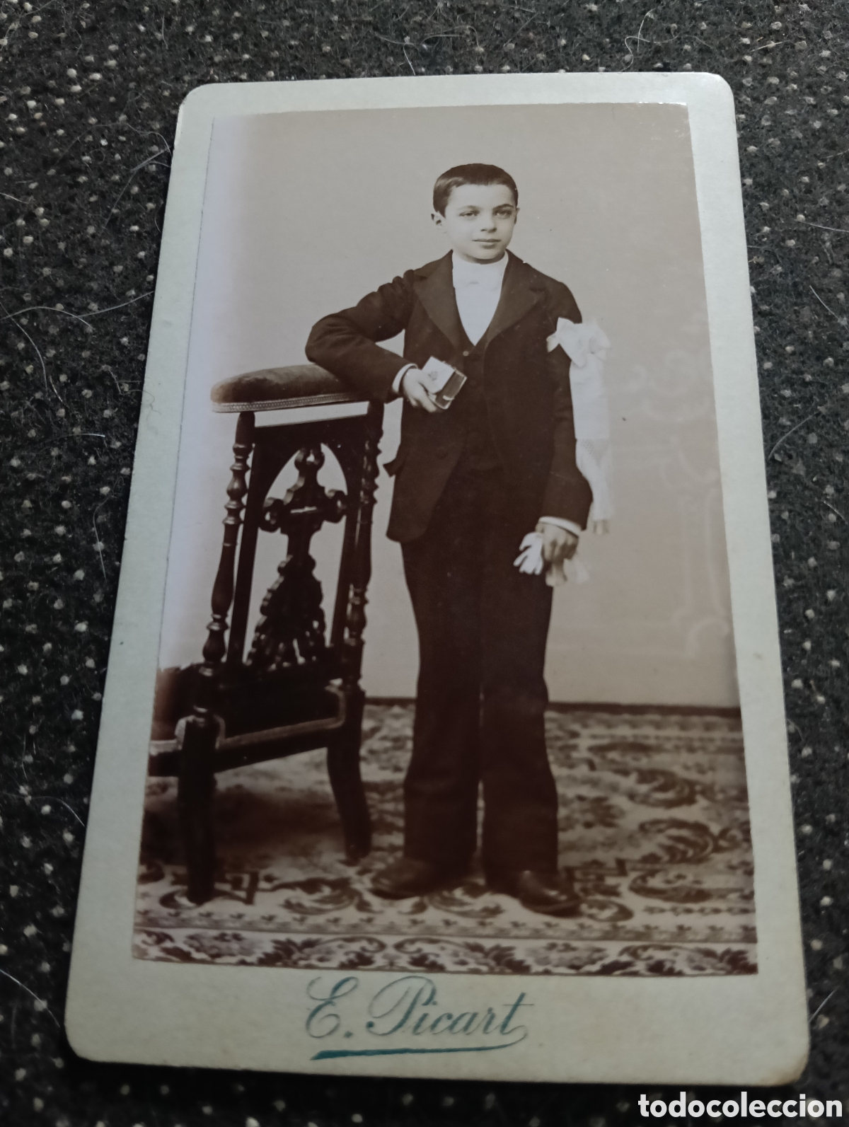 Fotograf&iacute;a antigua: 1880-1900 Fotograf&iacute;a de un ni&ntilde;o posando para la ocasi&oacute;n, en cart&oacute;n mide 10,5 x 6,5 cm. aprox.