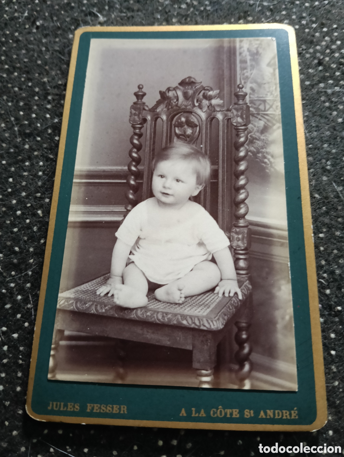 Fotograf&iacute;a antigua: 1880-1900 Fotograf&iacute;a de un ni&ntilde;o posando para la ocasi&oacute;n, en cart&oacute;n mide 10,5 x 6,5 cm. aprox.