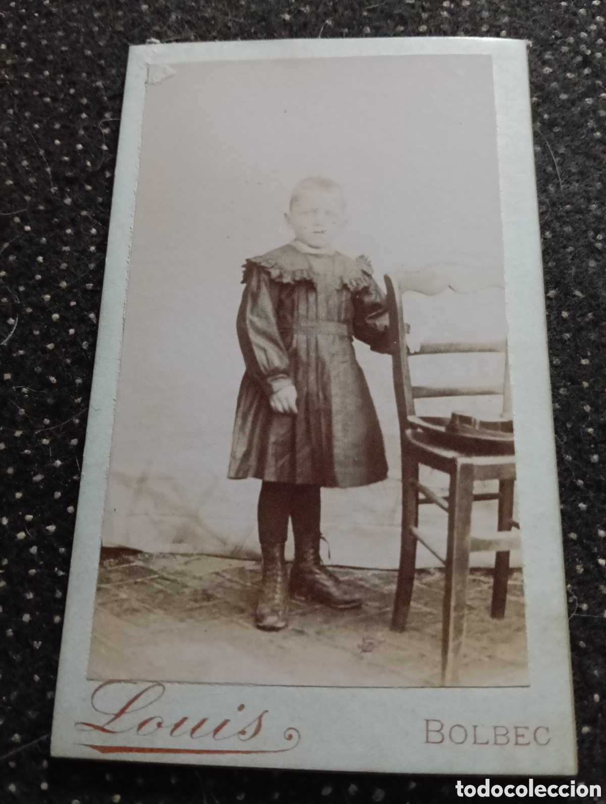 Fotograf&iacute;a antigua: 1880-1900 Fotograf&iacute;a de un ni&ntilde;o posando para la ocasi&oacute;n, en cart&oacute;n mide 10,5 x 6,5 cm. aprox.