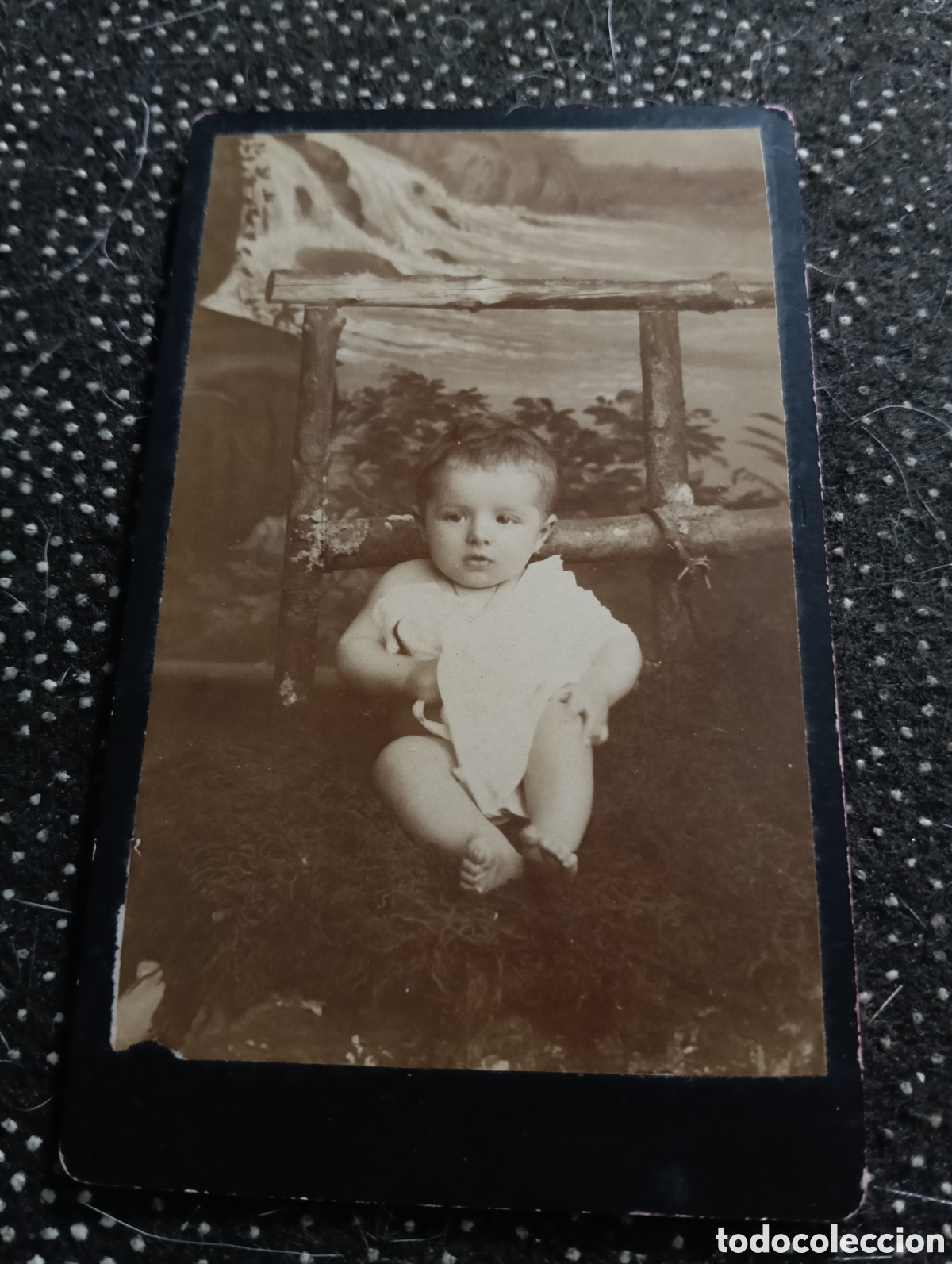 Fotograf&iacute;a antigua: 1880-1900 Fotograf&iacute;a de un ni&ntilde;o posando para la ocasi&oacute;n, en cart&oacute;n mide 10,5 x 6,5 cm. aprox.