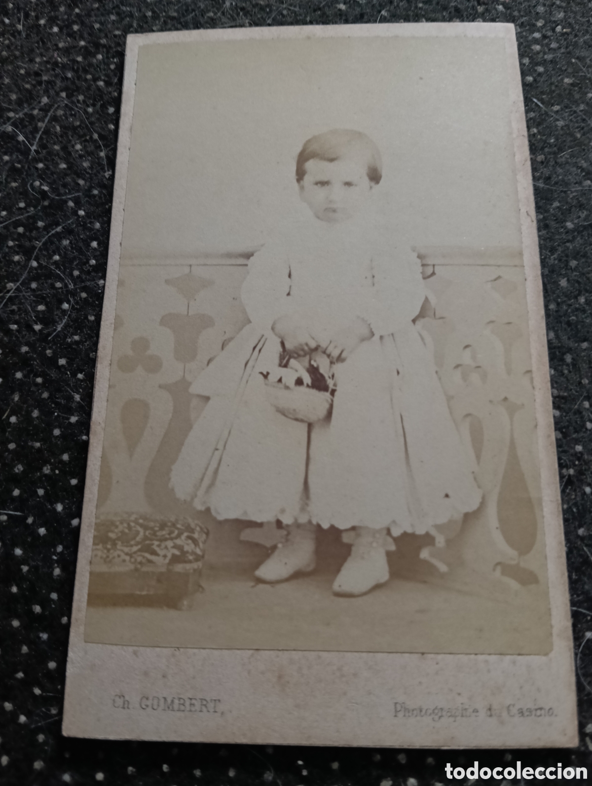 Fotograf&iacute;a antigua: 1880-1900 Fotograf&iacute;a de un ni&ntilde;o posando para la ocasi&oacute;n, en cart&oacute;n mide 10,5 x 6,5 cm. aprox.