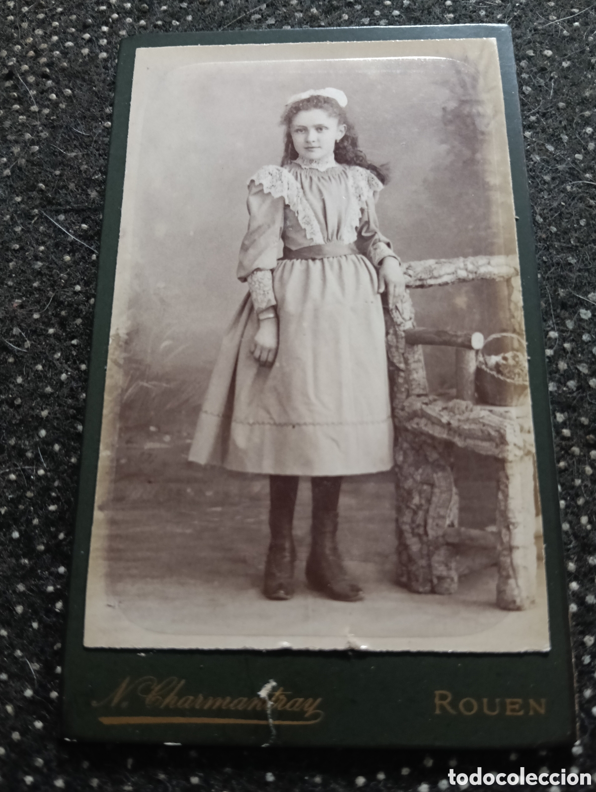 Fotograf&iacute;a antigua: 1880-1900 Fotograf&iacute;a de un ni&ntilde;o posando para la ocasi&oacute;n, en cart&oacute;n mide 10,5 x 6,5 cm. aprox.