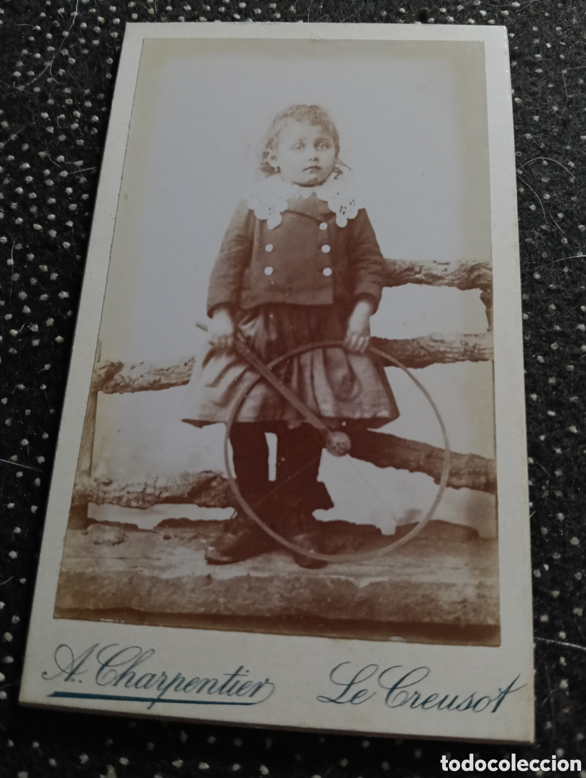 Fotograf&iacute;a antigua: 1880-1900 Fotograf&iacute;a de un ni&ntilde;o posando para la ocasi&oacute;n, en cart&oacute;n mide 10,5 x 6,5 cm. aprox.