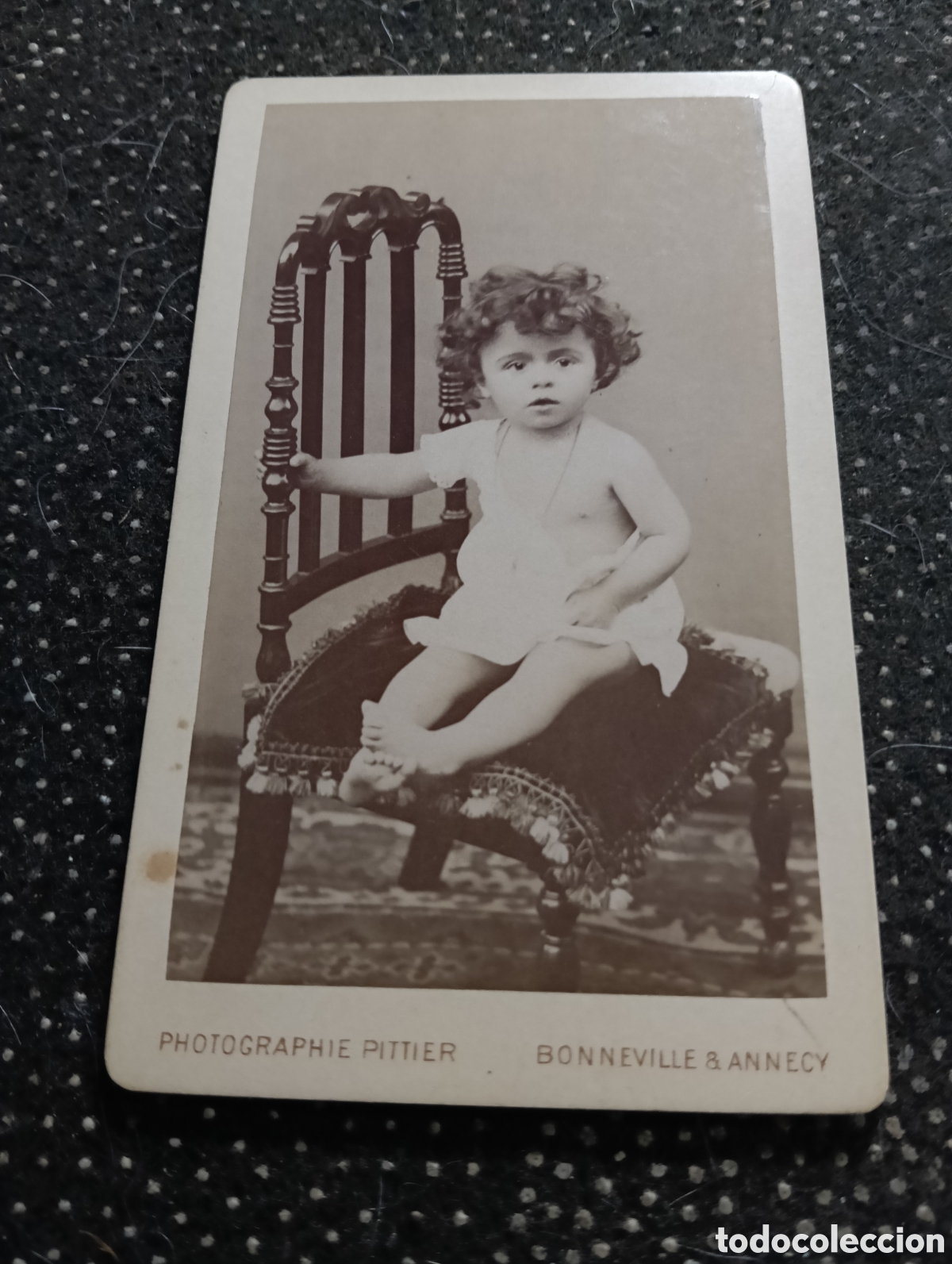 Fotograf&iacute;a antigua: 1880-1900 Fotograf&iacute;a de un ni&ntilde;o posando para la ocasi&oacute;n, en cart&oacute;n mide 10,5 x 6,5 cm. aprox.