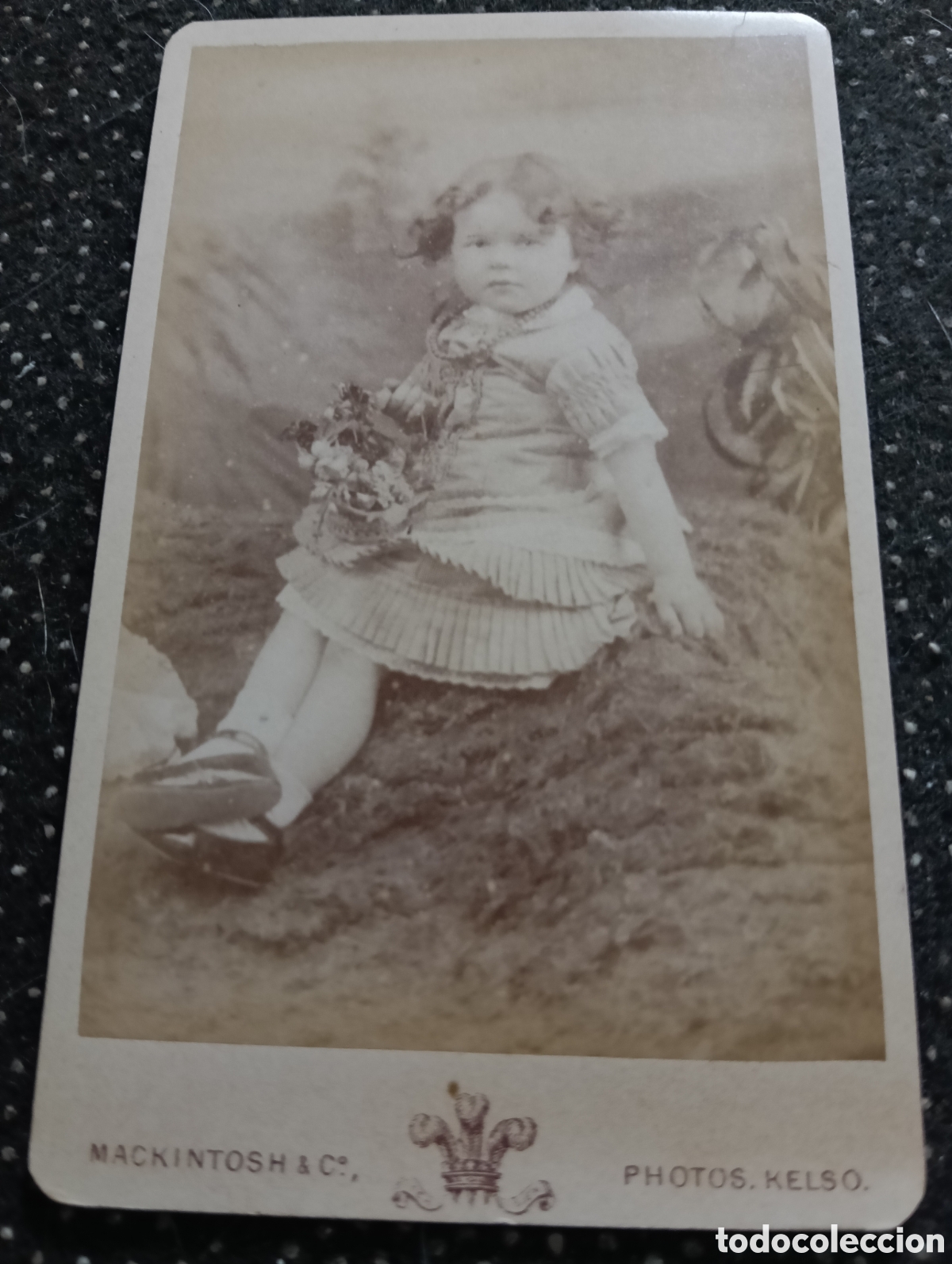 Fotograf&iacute;a antigua: 1880-1900 Fotograf&iacute;a de un ni&ntilde;o posando para la ocasi&oacute;n, en cart&oacute;n mide 10,5 x 6,5 cm. aprox.