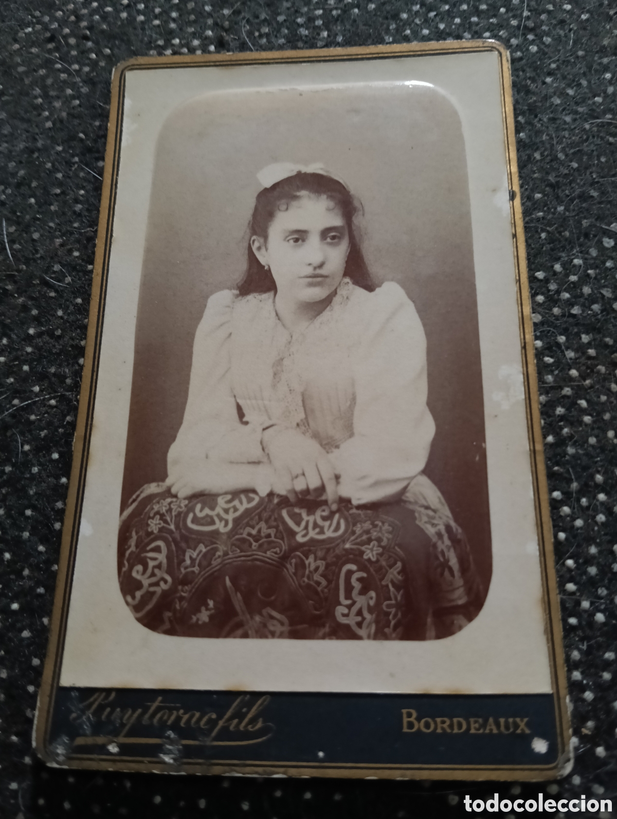 Fotograf&iacute;a antigua: 1880-1900 Fotograf&iacute;a de un ni&ntilde;o posando para la ocasi&oacute;n, en cart&oacute;n mide 10,5 x 6,5 cm. aprox.