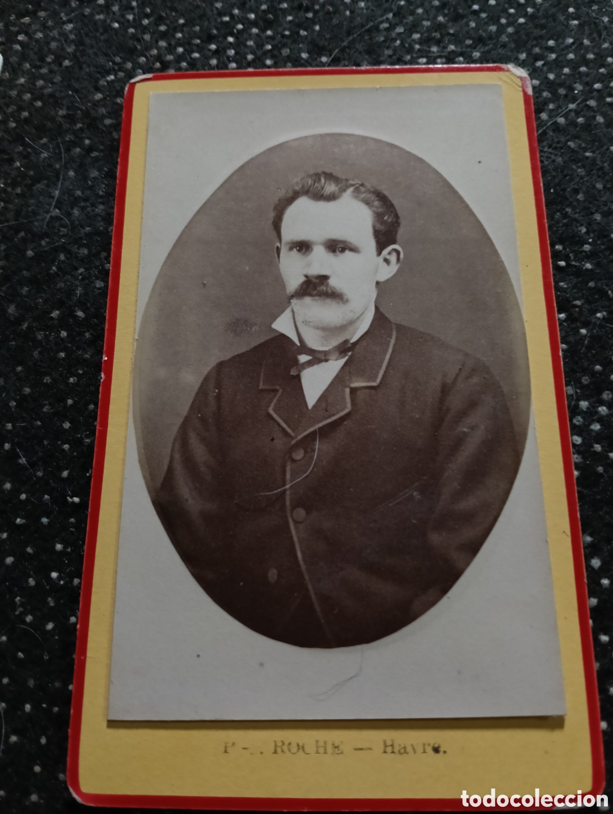 Fotograf&iacute;a antigua: 1880-1900 Fotograf&iacute;a de un Se&ntilde;or posando para la ocasi&oacute;n, en cart&oacute;n mide 10,5 x 6,5 cm. aprox.