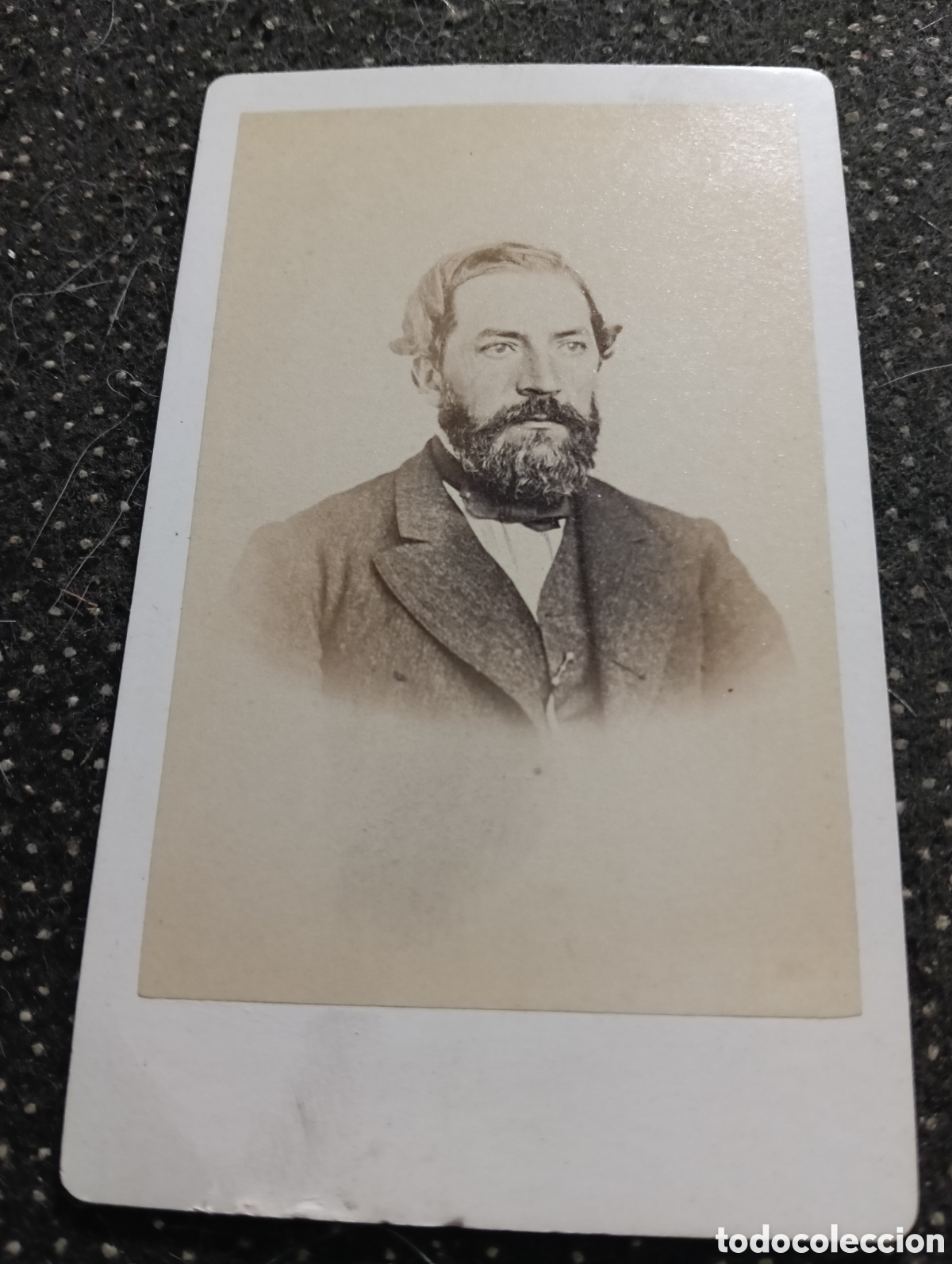 Fotograf&iacute;a antigua: 1880-1900 Fotograf&iacute;a de un Se&ntilde;or posando para la ocasi&oacute;n, en cart&oacute;n mide 10,5 x 6,5 cm. aprox.