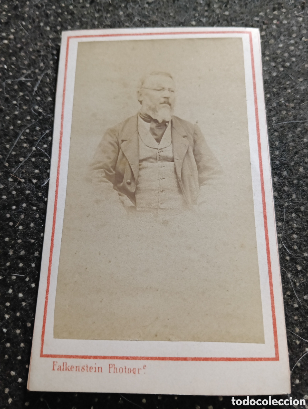 Fotograf&iacute;a antigua: 1880-1900 Fotograf&iacute;a de un Se&ntilde;or posando para la ocasi&oacute;n, en cart&oacute;n mide 10,5 x 6,5 cm. aprox.