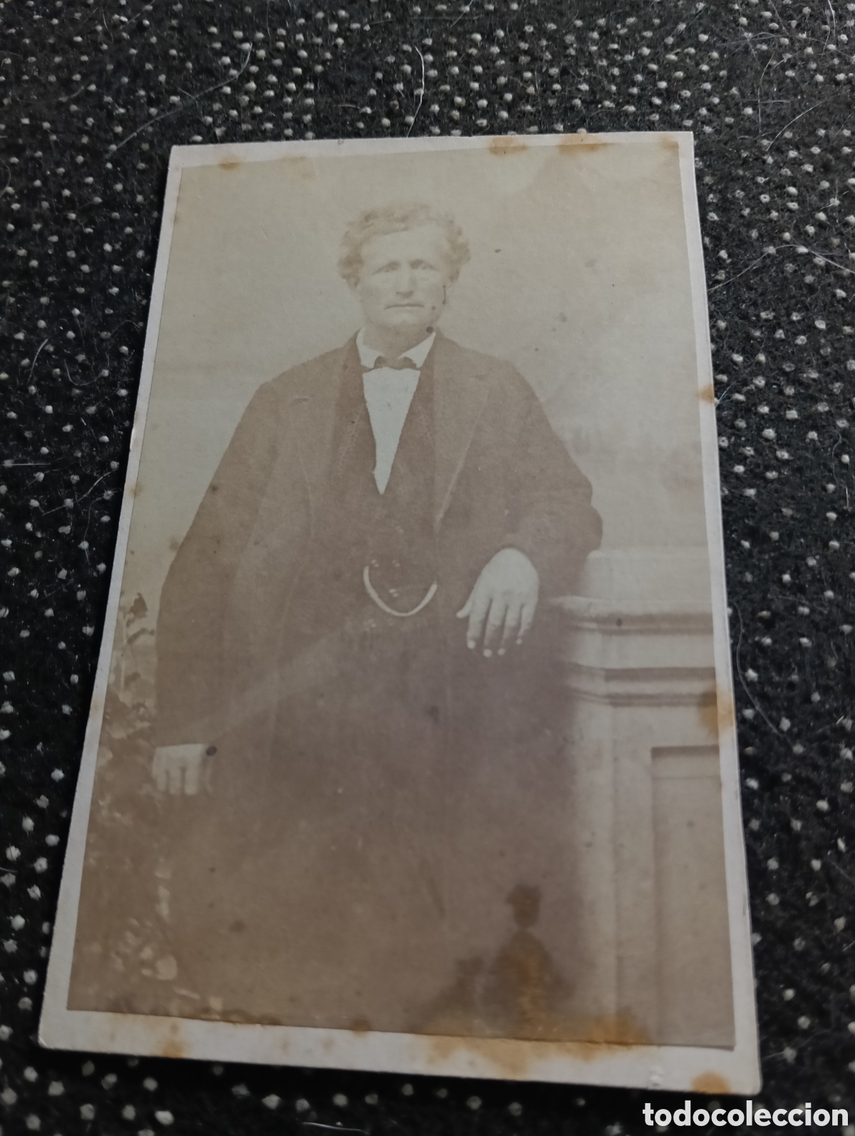 Fotograf&iacute;a antigua: 1880-1900 Fotograf&iacute;a de un Se&ntilde;or posando para la ocasi&oacute;n, en cart&oacute;n mide 10,5 x 6,5 cm. aprox.