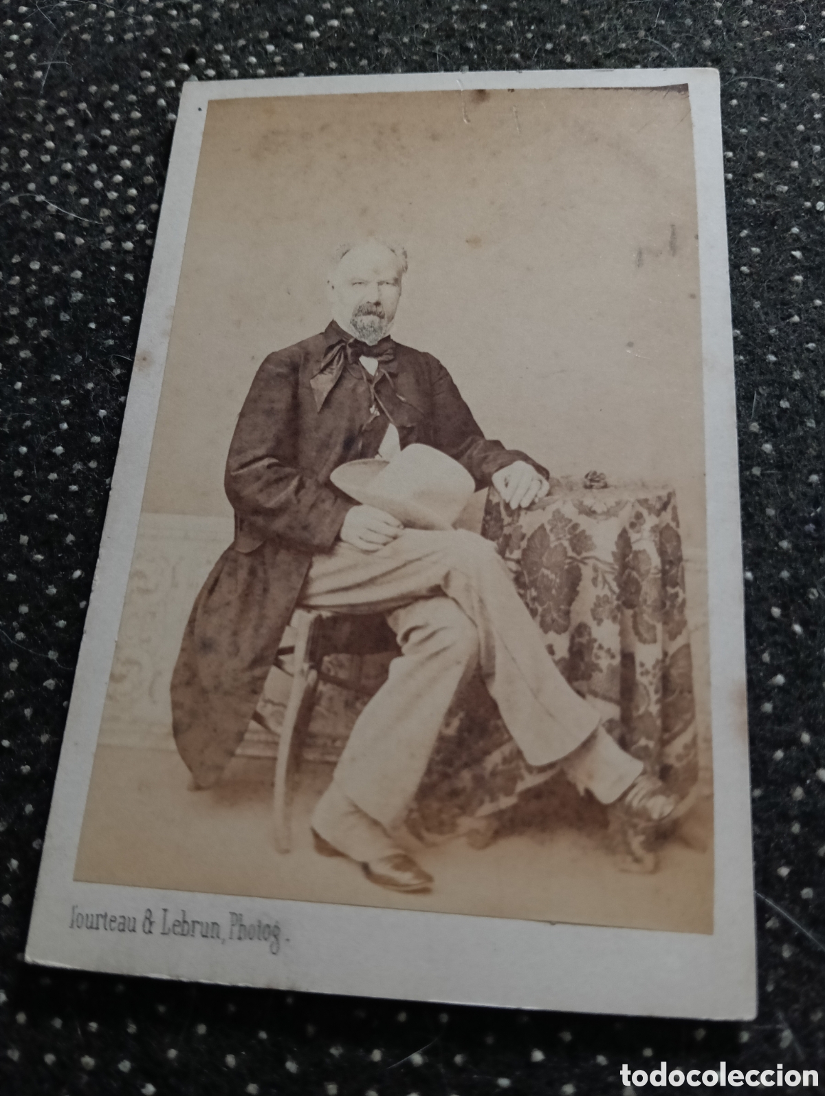 Fotograf&iacute;a antigua: 1880-1900 Fotograf&iacute;a de un Se&ntilde;or posando para la ocasi&oacute;n, en cart&oacute;n mide 10,5 x 6,5 cm. aprox.