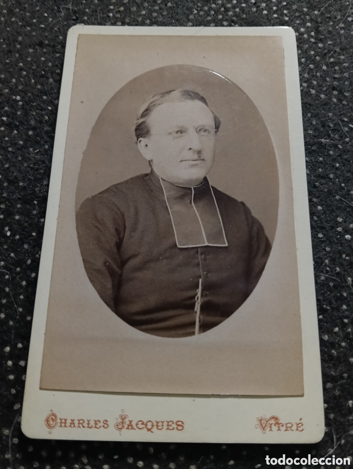 Fotograf&iacute;a antigua: 1880-1900 Fotograf&iacute;a de un Se&ntilde;or posando para la ocasi&oacute;n, en cart&oacute;n mide 10,5 x 6,5 cm. aprox.