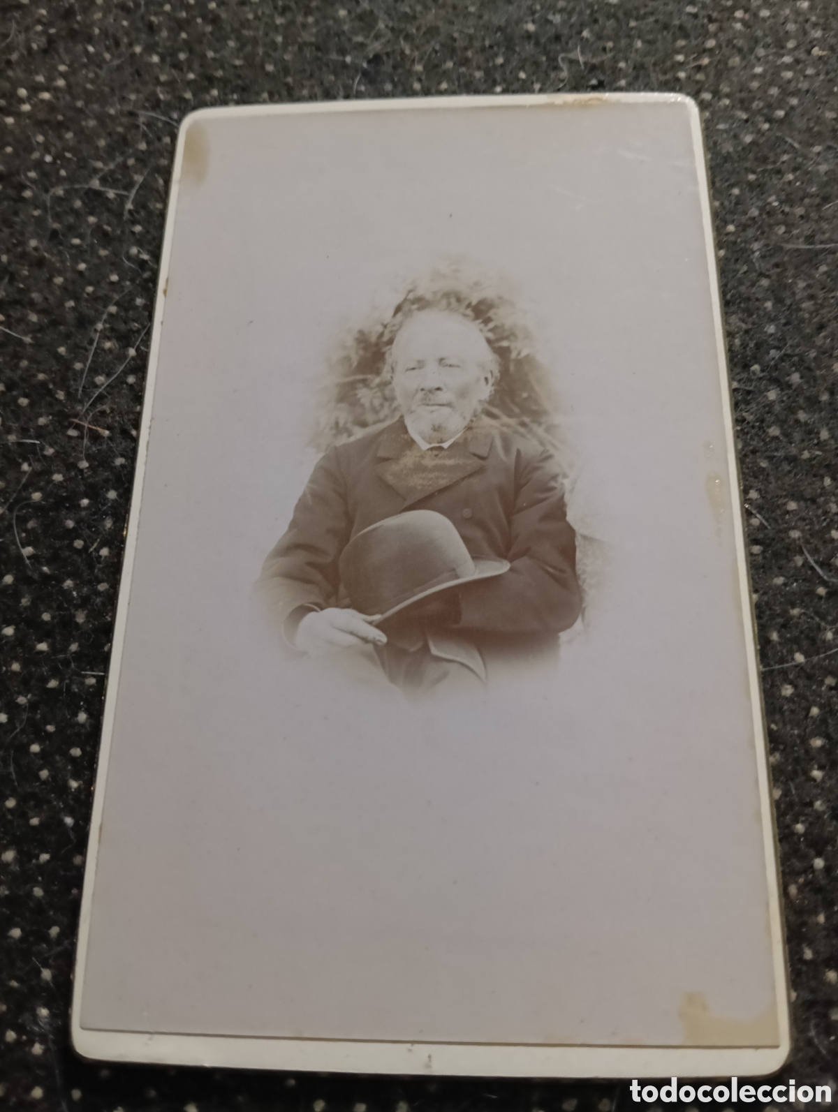 Fotograf&iacute;a antigua: 1880-1900 Fotograf&iacute;a de un Se&ntilde;or posando para la ocasi&oacute;n, en cart&oacute;n mide 10,5 x 6,5 cm. aprox.