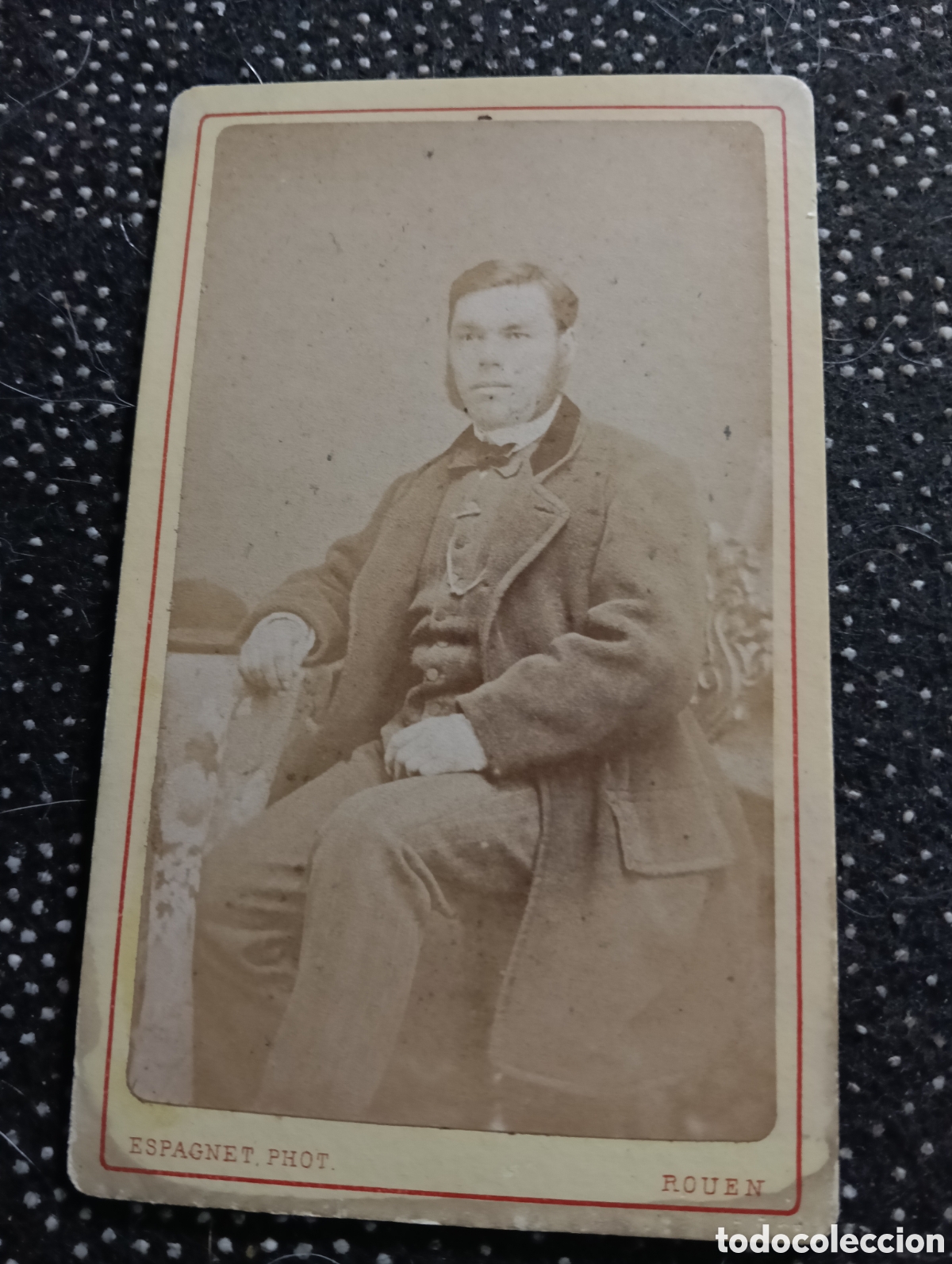 Fotograf&iacute;a antigua: 1880-1900 Fotograf&iacute;a de un Se&ntilde;or posando para la ocasi&oacute;n, en cart&oacute;n mide 10,5 x 6,5 cm. aprox.