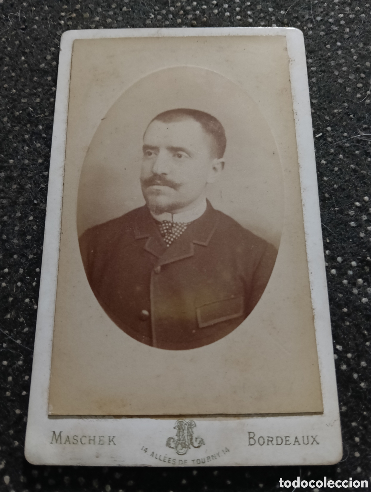 Fotograf&iacute;a antigua: 1880-1900 Fotograf&iacute;a de un Se&ntilde;or posando para la ocasi&oacute;n, en cart&oacute;n mide 10,5 x 6,5 cm. aprox.