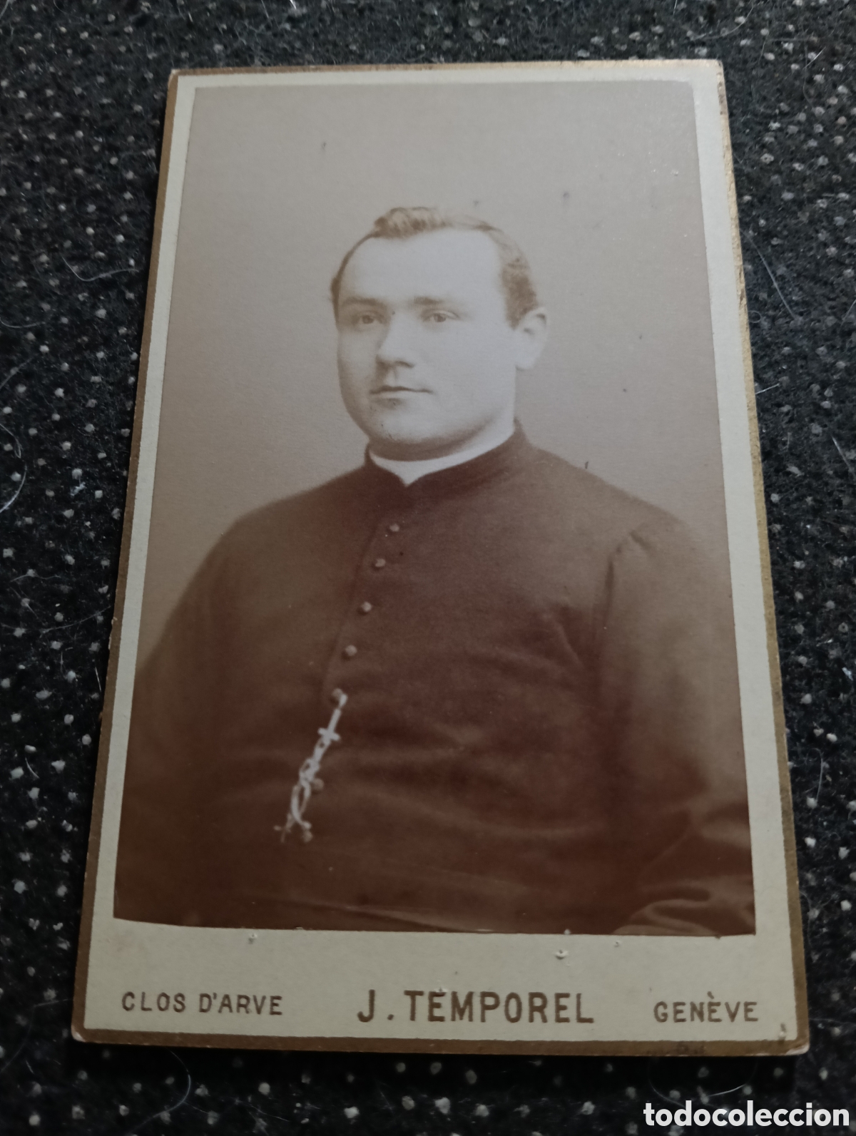 Fotograf&iacute;a antigua: 1880-1900 Fotograf&iacute;a de un Se&ntilde;or posando para la ocasi&oacute;n, en cart&oacute;n mide 10,5 x 6,5 cm. aprox.
