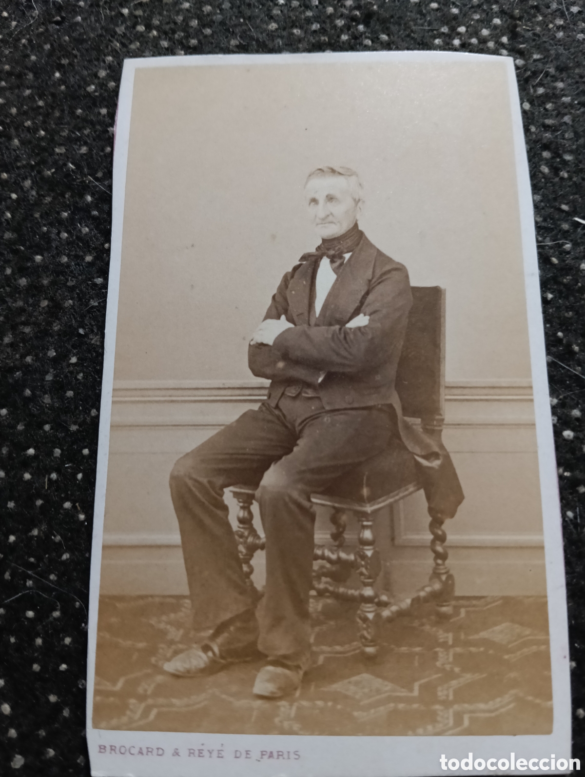 Fotograf&iacute;a antigua: 1880-1900 Fotograf&iacute;a de un Se&ntilde;or posando para la ocasi&oacute;n, en cart&oacute;n mide 10,5 x 6,5 cm. aprox.