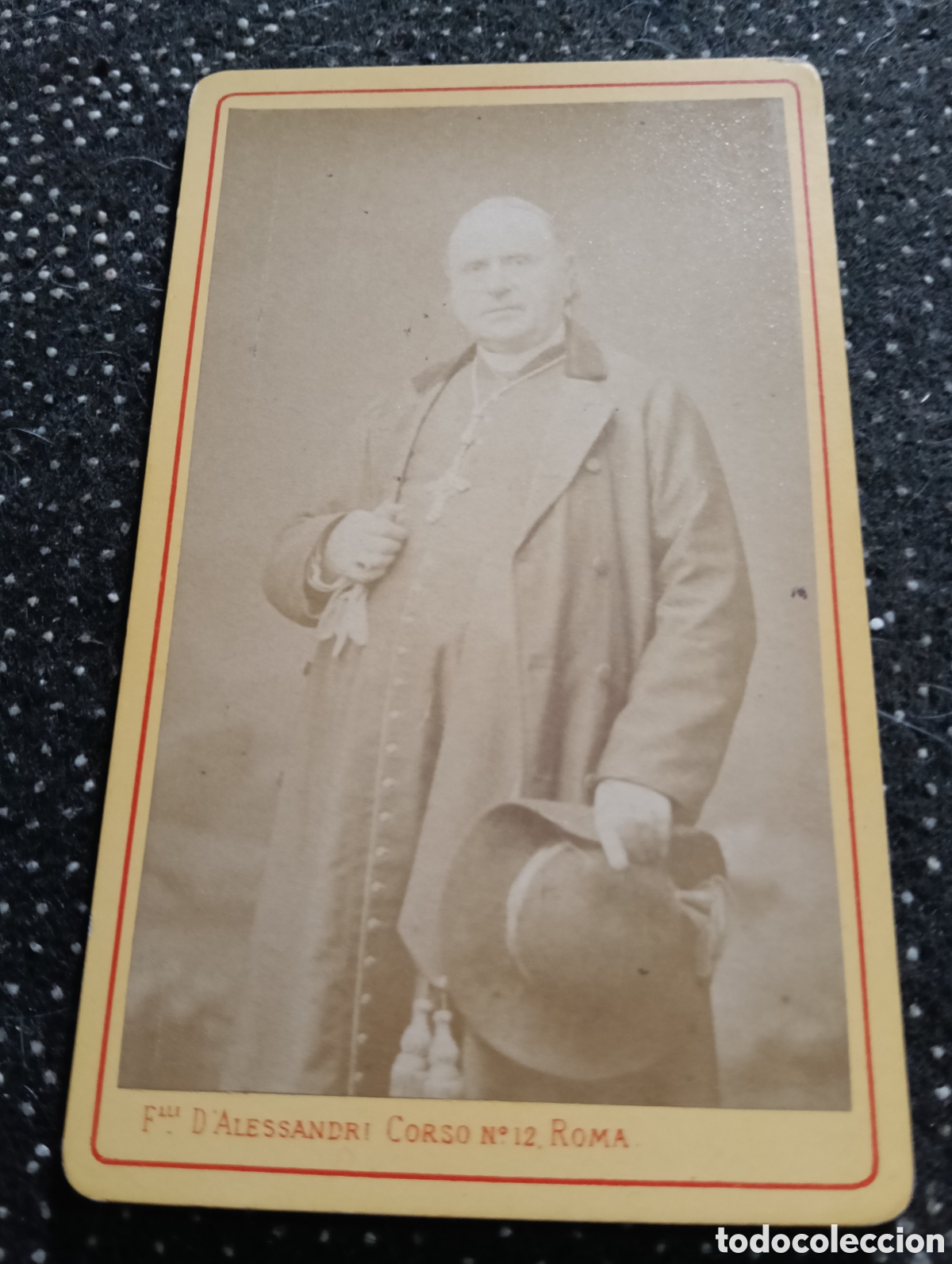 Fotograf&iacute;a antigua: 1880-1900 Fotograf&iacute;a de un Se&ntilde;or posando para la ocasi&oacute;n, en cart&oacute;n mide 10,5 x 6,5 cm. aprox.