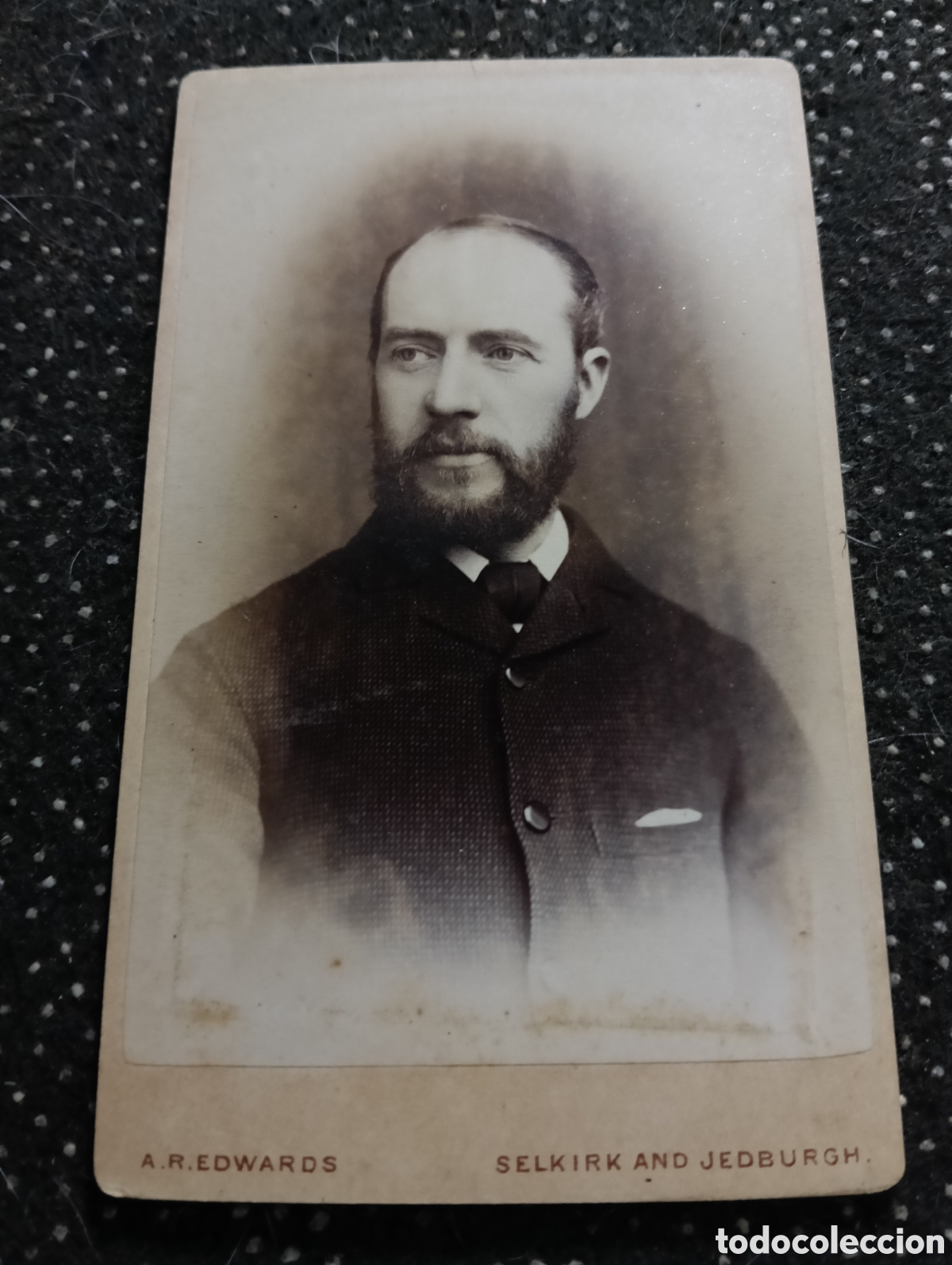 Fotograf&iacute;a antigua: 1880-1900 Fotograf&iacute;a de un Se&ntilde;or posando para la ocasi&oacute;n, en cart&oacute;n mide 10,5 x 6,5 cm. aprox.