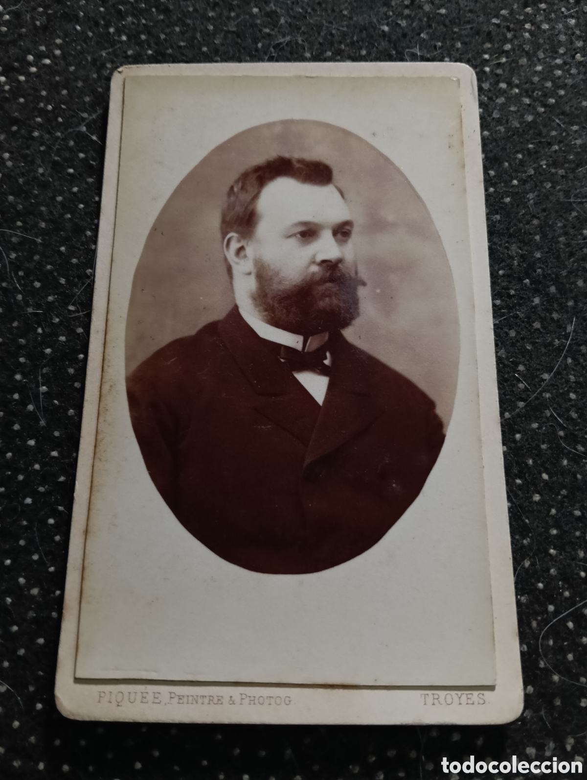 Fotograf&iacute;a antigua: 1880-1900 Fotograf&iacute;a de un Se&ntilde;or posando para la ocasi&oacute;n, en cart&oacute;n mide 10,5 x 6,5 cm. aprox.