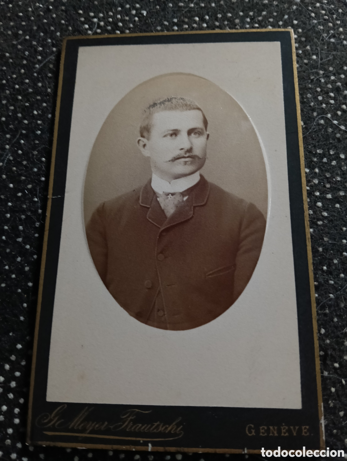 Fotograf&iacute;a antigua: 1880-1900 Fotograf&iacute;a de un Se&ntilde;or posando para la ocasi&oacute;n, en cart&oacute;n mide 10,5 x 6,5 cm. aprox.