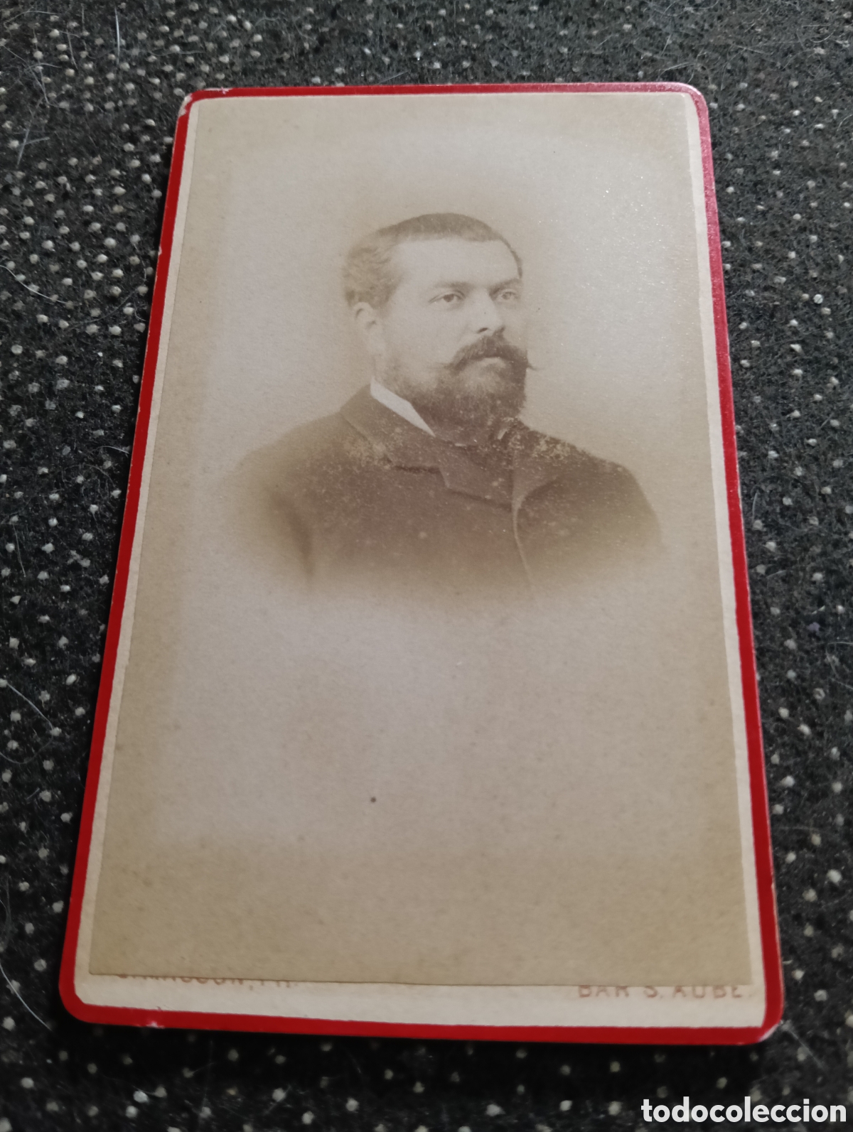 Fotograf&iacute;a antigua: 1880-1900 Fotograf&iacute;a de un Se&ntilde;or posando para la ocasi&oacute;n, en cart&oacute;n mide 10,5 x 6,5 cm. aprox.