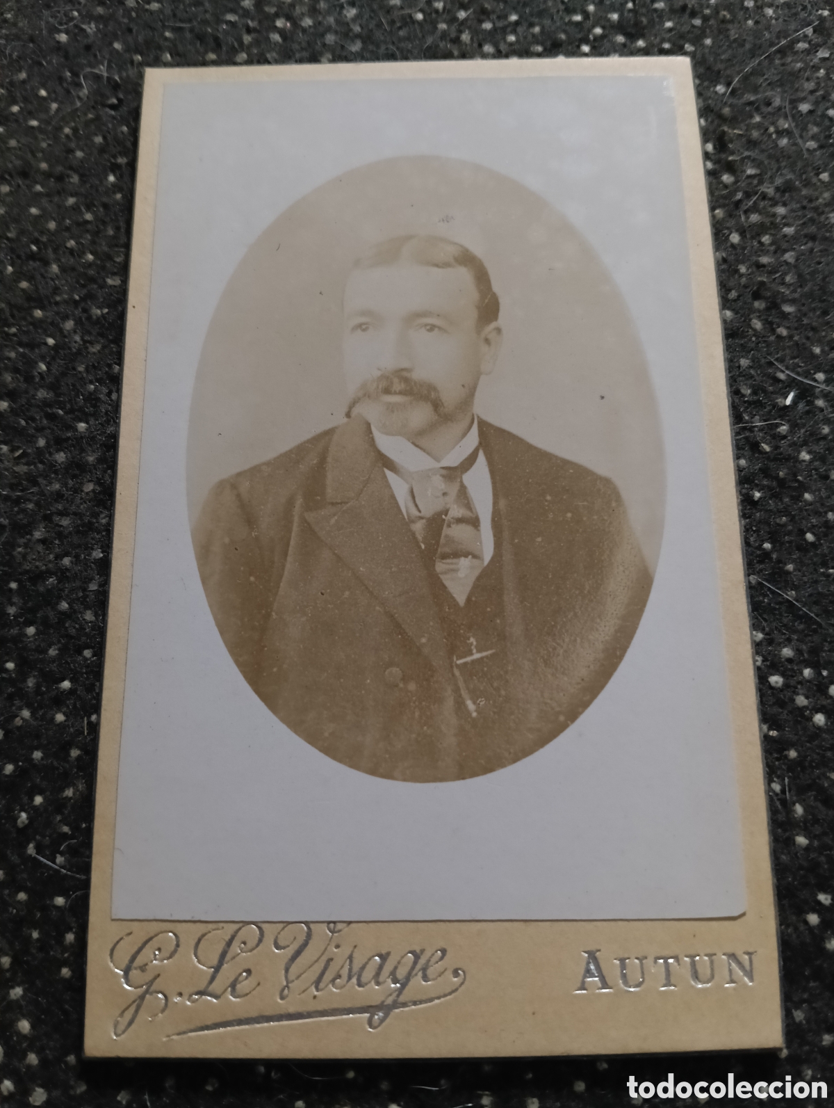 Fotograf&iacute;a antigua: 1880-1900 Fotograf&iacute;a de un Se&ntilde;or posando para la ocasi&oacute;n, en cart&oacute;n mide 10,5 x 6,5 cm. aprox.