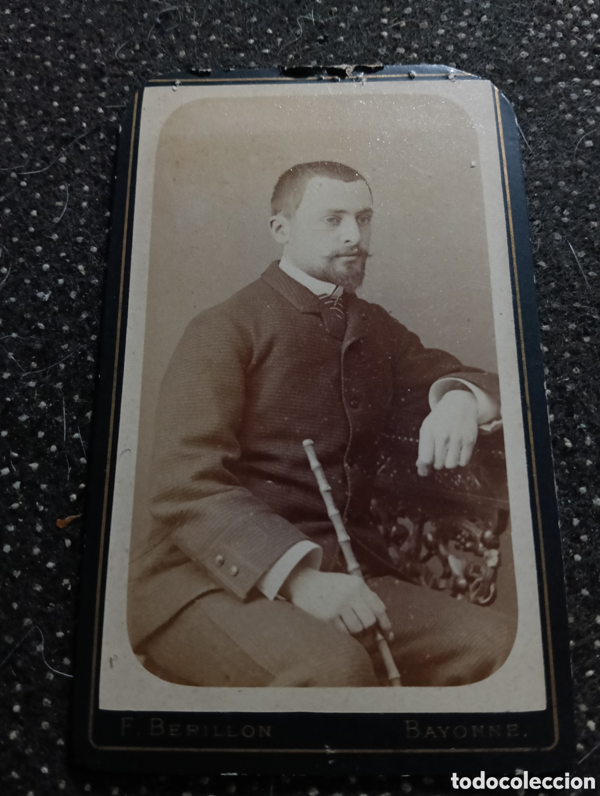 Fotograf&iacute;a antigua: 1880-1900 Fotograf&iacute;a de un Se&ntilde;or posando para la ocasi&oacute;n, en cart&oacute;n mide 10,5 x 6,5 cm. aprox.