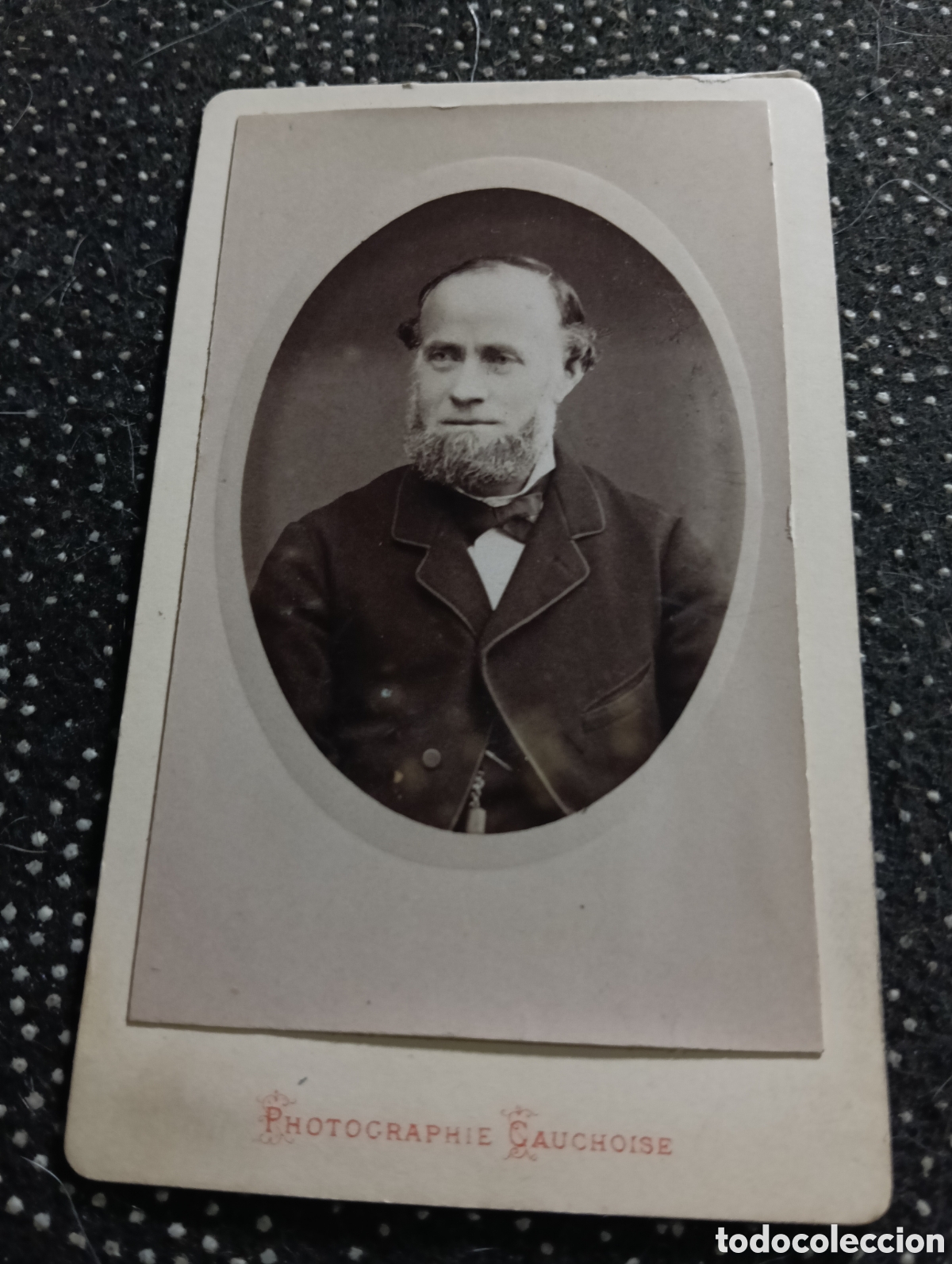Fotograf&iacute;a antigua: 1880-1900 Fotograf&iacute;a de un Se&ntilde;or posando para la ocasi&oacute;n, en cart&oacute;n mide 10,5 x 6,5 cm. aprox.