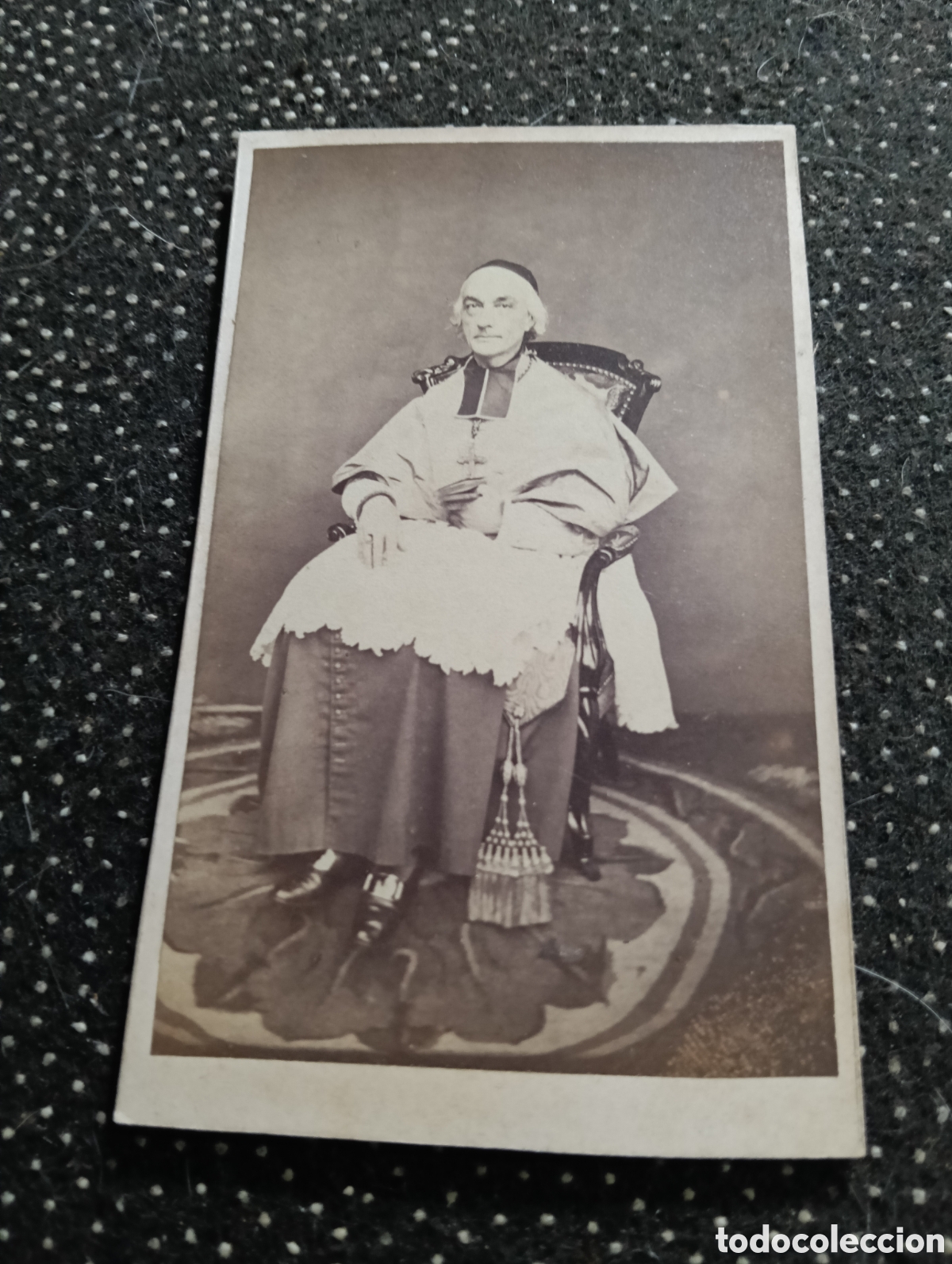 Fotograf&iacute;a antigua: 1880-1900 Fotograf&iacute;a de un Se&ntilde;or posando para la ocasi&oacute;n, en cart&oacute;n mide 10,5 x 6,5 cm. aprox.
