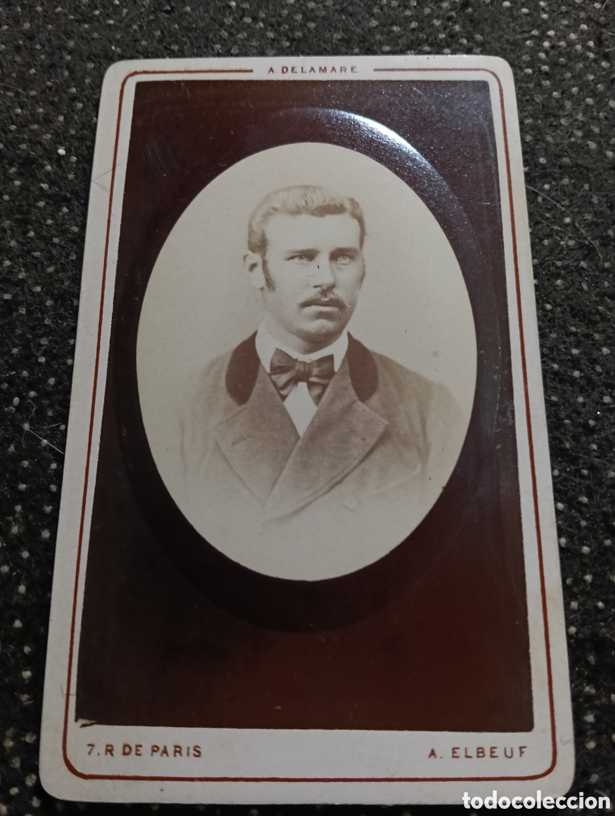 Fotograf&iacute;a antigua: 1880-1900 Fotograf&iacute;a de un Se&ntilde;or posando para la ocasi&oacute;n, en cart&oacute;n mide 10,5 x 6,5 cm. aprox.