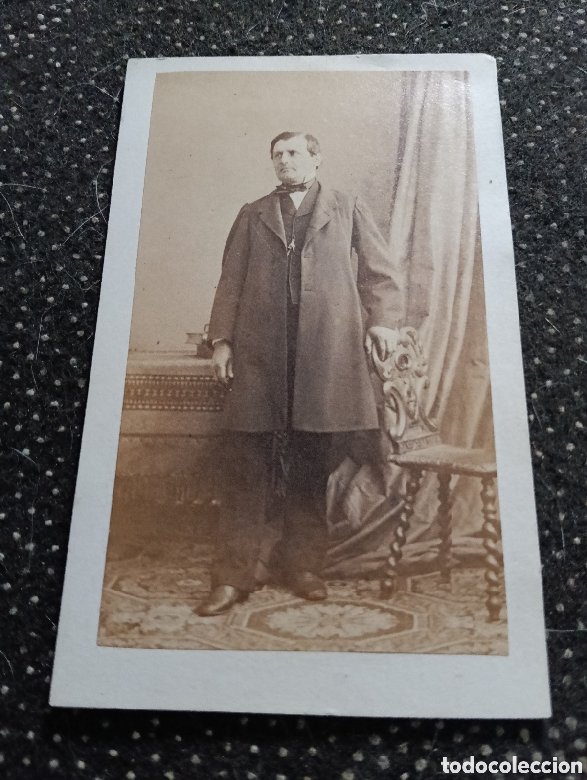 Alte Fotografie: 1880-1900 Fotograf&iacute;a de un Se&ntilde;or posando para la ocasi&oacute;n, en cart&oacute;n mide 10,5 x 6,5 cm. aprox.