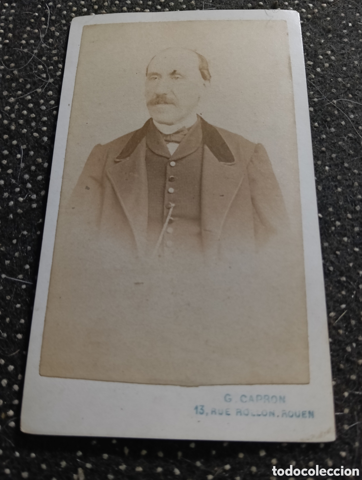 Alte Fotografie: 1880-1900 Fotograf&iacute;a de un Se&ntilde;or posando para la ocasi&oacute;n, en cart&oacute;n mide 10,5 x 6,5 cm. aprox.