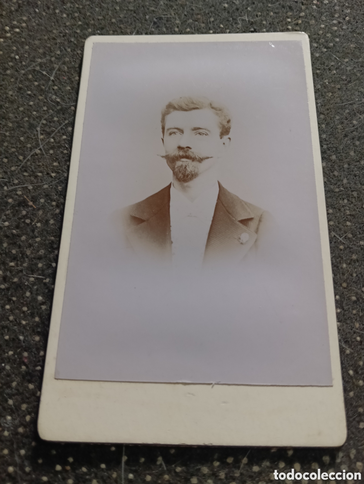 Alte Fotografie: 1880-1900 Fotograf&iacute;a de un Se&ntilde;or posando para la ocasi&oacute;n, en cart&oacute;n mide 10,5 x 6,5 cm. aprox.