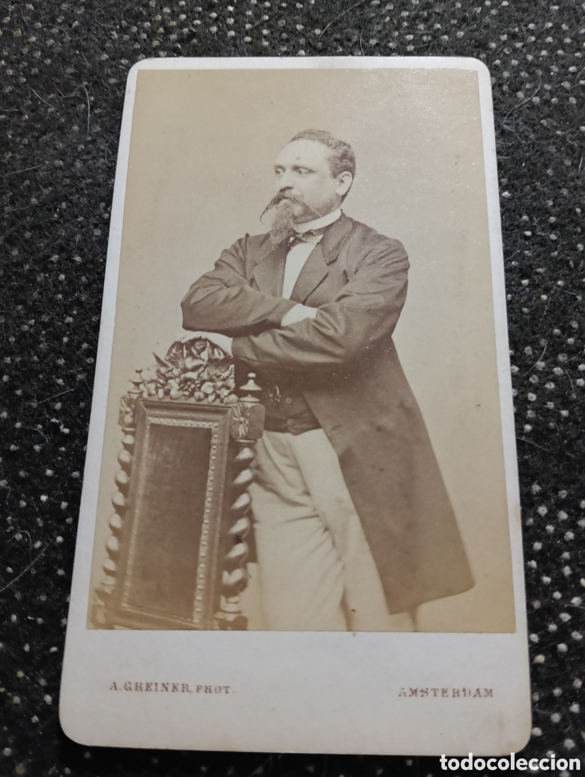 Alte Fotografie: 1880-1900 Fotograf&iacute;a de un Se&ntilde;or posando para la ocasi&oacute;n, en cart&oacute;n mide 10,5 x 6,5 cm. aprox.
