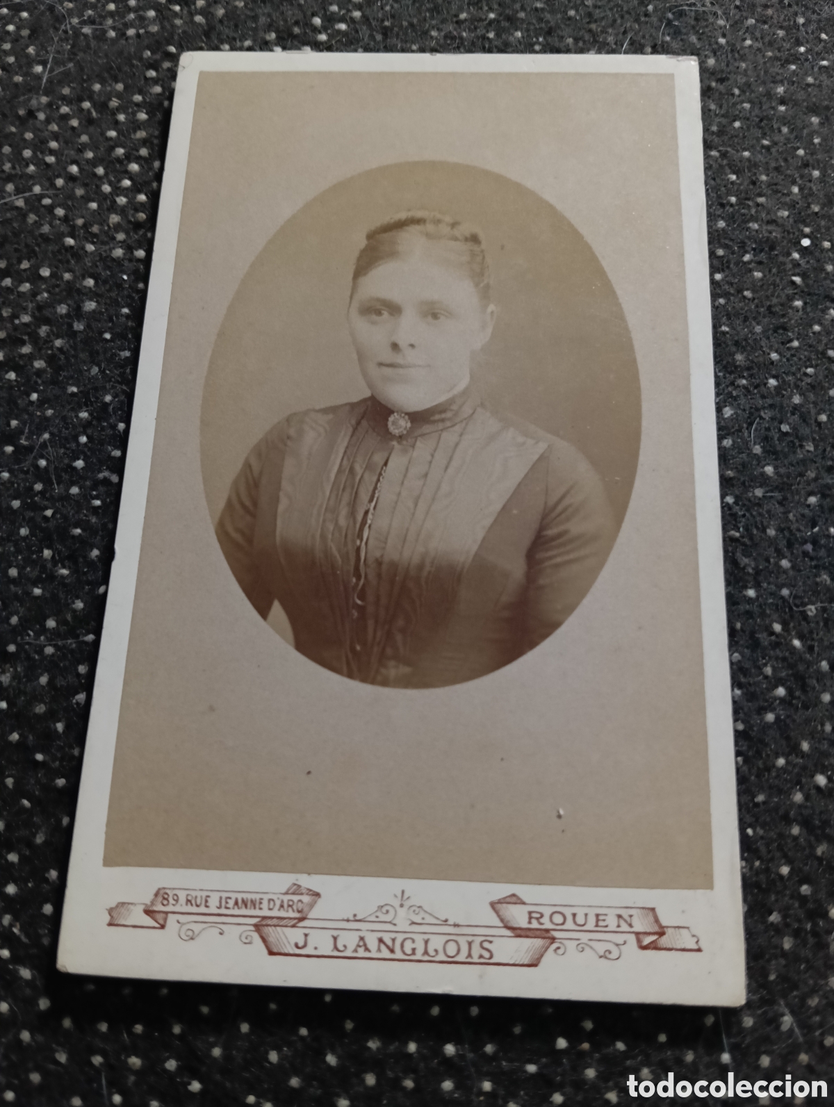 Fotograf&iacute;a antigua: 1880-1900 Fotograf&iacute;a de una Se&ntilde;ora posando para la ocasi&oacute;n, en cart&oacute;n mide 10,5 x 6,5 cm. aprox.