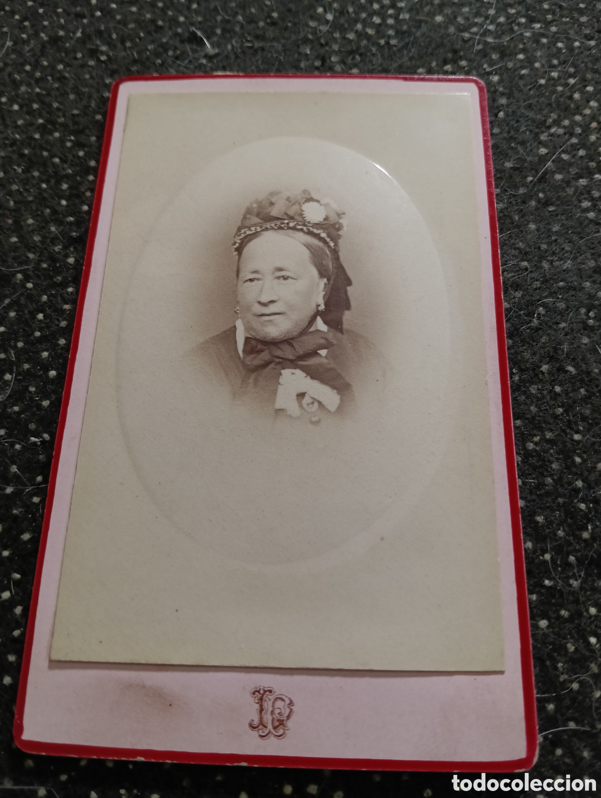 Fotograf&iacute;a antigua: 1880-1900 Fotograf&iacute;a de una Se&ntilde;ora posando para la ocasi&oacute;n, en cart&oacute;n mide 10,5 x 6,5 cm. aprox.