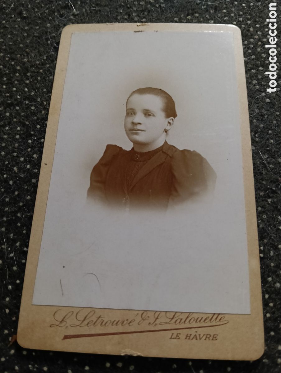 Fotograf&iacute;a antigua: 1880-1900 Fotograf&iacute;a de una Se&ntilde;ora posando para la ocasi&oacute;n, en cart&oacute;n mide 10,5 x 6,5 cm. aprox.