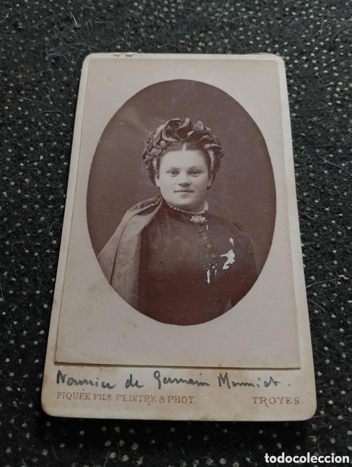 Fotograf&iacute;a antigua: 1880-1900 Fotograf&iacute;a de una Se&ntilde;ora posando para la ocasi&oacute;n, en cart&oacute;n mide 10,5 x 6,5 cm. aprox.