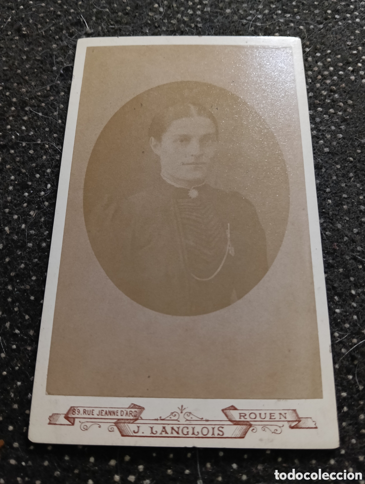 Fotograf&iacute;a antigua: 1880-1900 Fotograf&iacute;a de una Se&ntilde;ora posando para la ocasi&oacute;n, en cart&oacute;n mide 10,5 x 6,5 cm. aprox.
