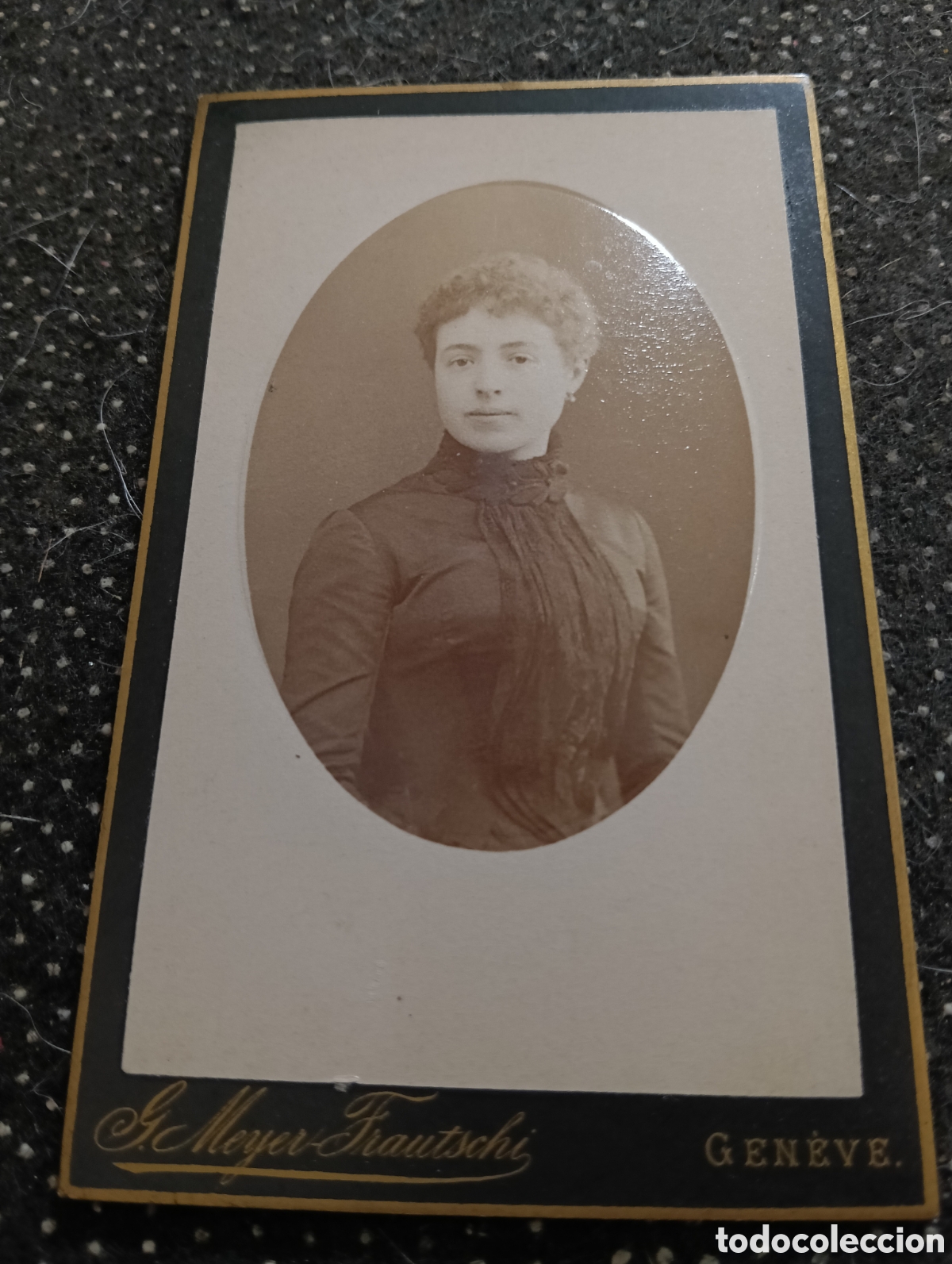 Fotograf&iacute;a antigua: 1880-1900 Fotograf&iacute;a de una Se&ntilde;ora posando para la ocasi&oacute;n, en cart&oacute;n mide 10,5 x 6,5 cm. aprox.