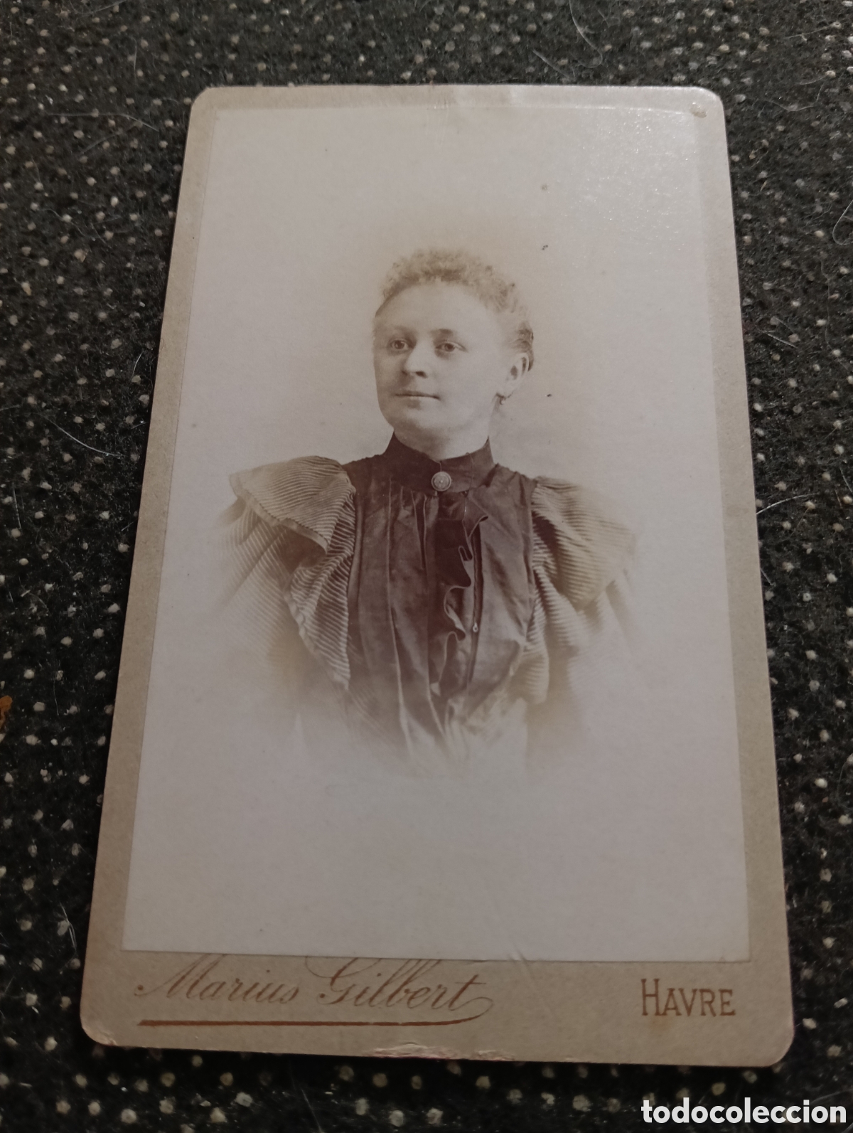 Fotograf&iacute;a antigua: 1880-1900 Fotograf&iacute;a de una Se&ntilde;ora posando para la ocasi&oacute;n, en cart&oacute;n mide 10,5 x 6,5 cm. aprox.