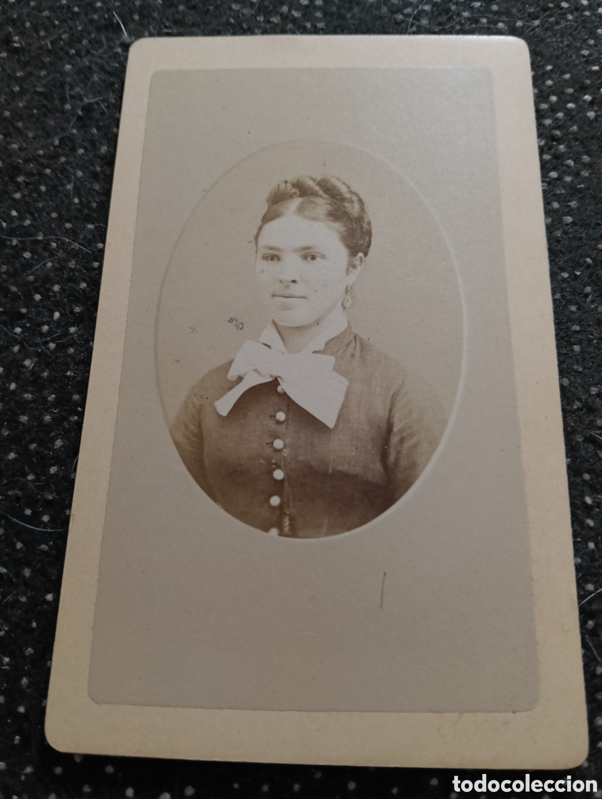 Fotograf&iacute;a antigua: 1880-1900 Fotograf&iacute;a de una Se&ntilde;ora posando para la ocasi&oacute;n, en cart&oacute;n mide 10,5 x 6,5 cm. aprox.