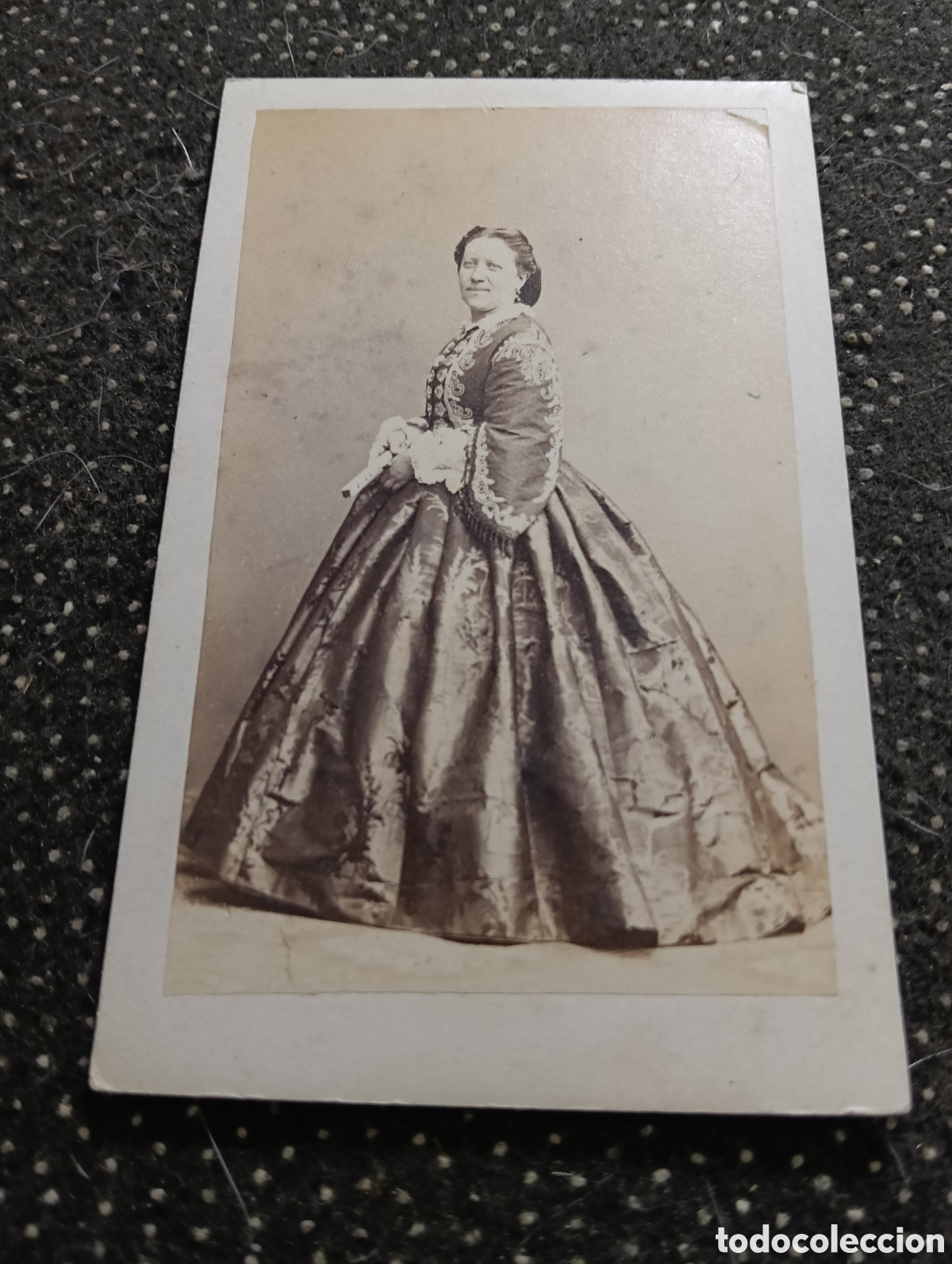 Fotograf&iacute;a antigua: 1880-1900 Fotograf&iacute;a de una Se&ntilde;ora posando para la ocasi&oacute;n, en cart&oacute;n mide 10,5 x 6,5 cm. aprox.