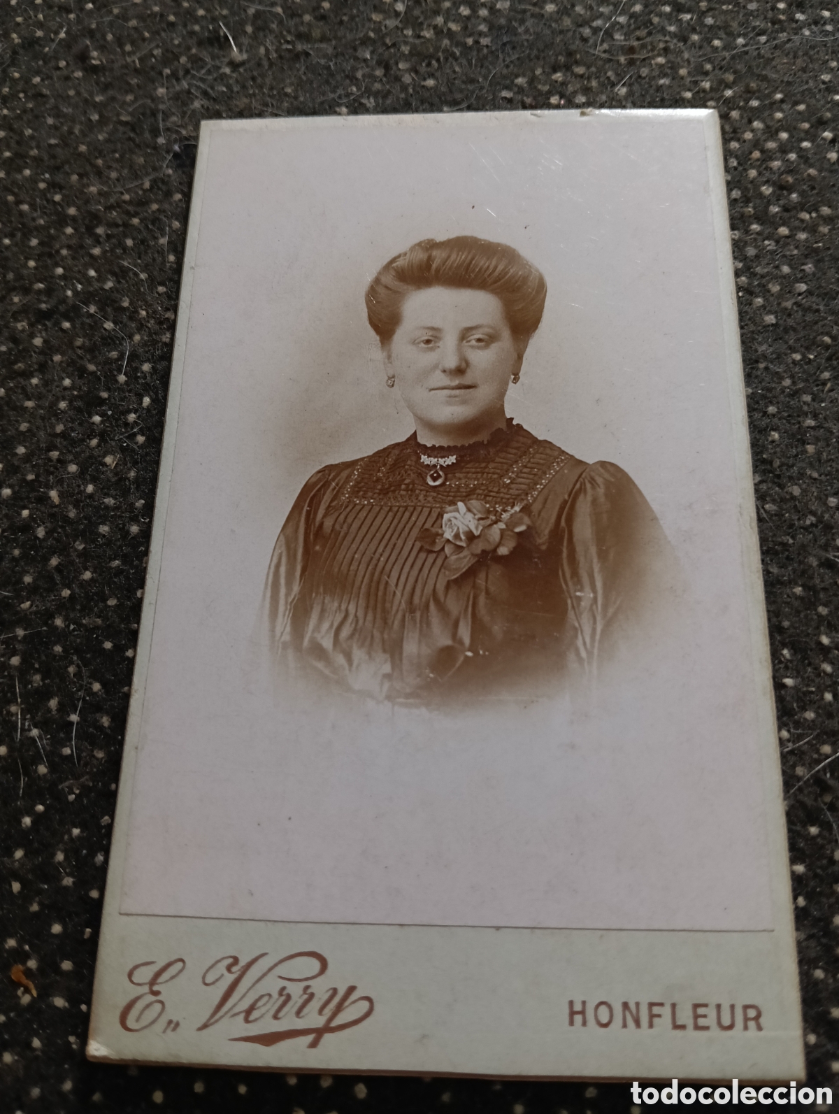 Fotograf&iacute;a antigua: 1880-1900 Fotograf&iacute;a de una Se&ntilde;ora posando para la ocasi&oacute;n, en cart&oacute;n mide 10,5 x 6,5 cm. aprox.