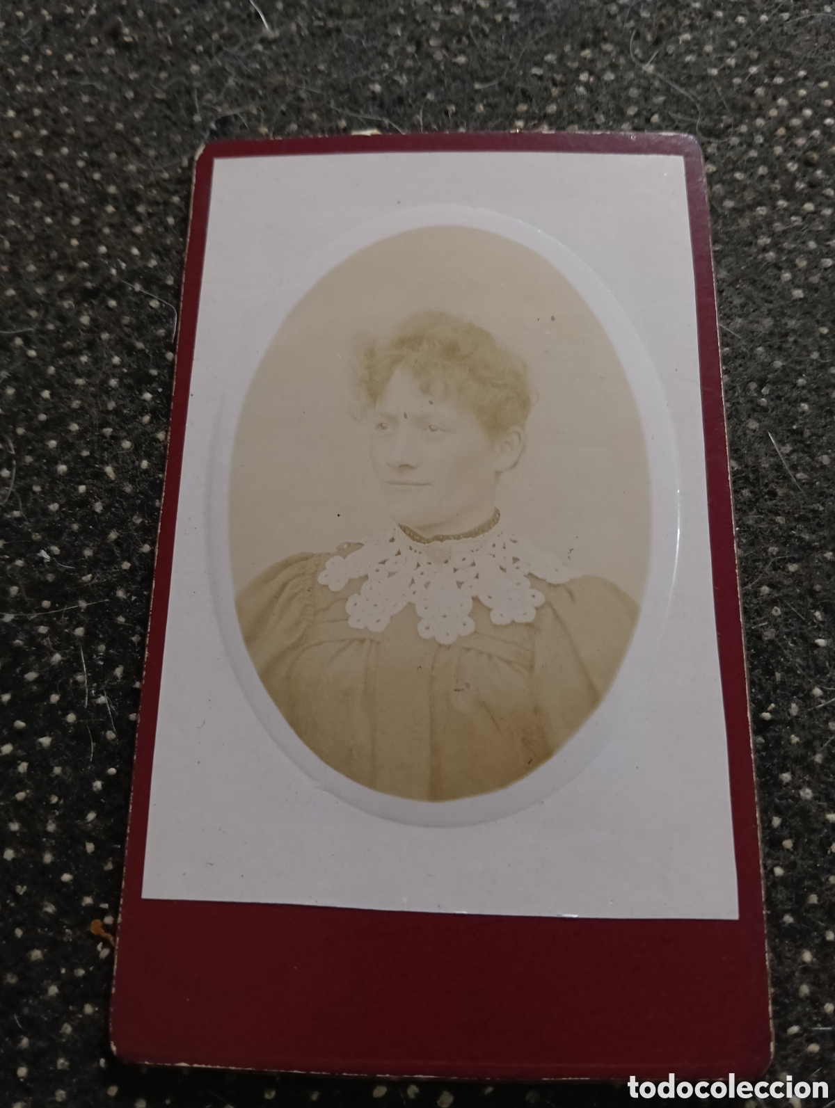 Alte Fotografie: 1880-1900 Fotograf&iacute;a de una Se&ntilde;ora posando para la ocasi&oacute;n, en cart&oacute;n mide 10,5 x 6,5 cm. aprox.
